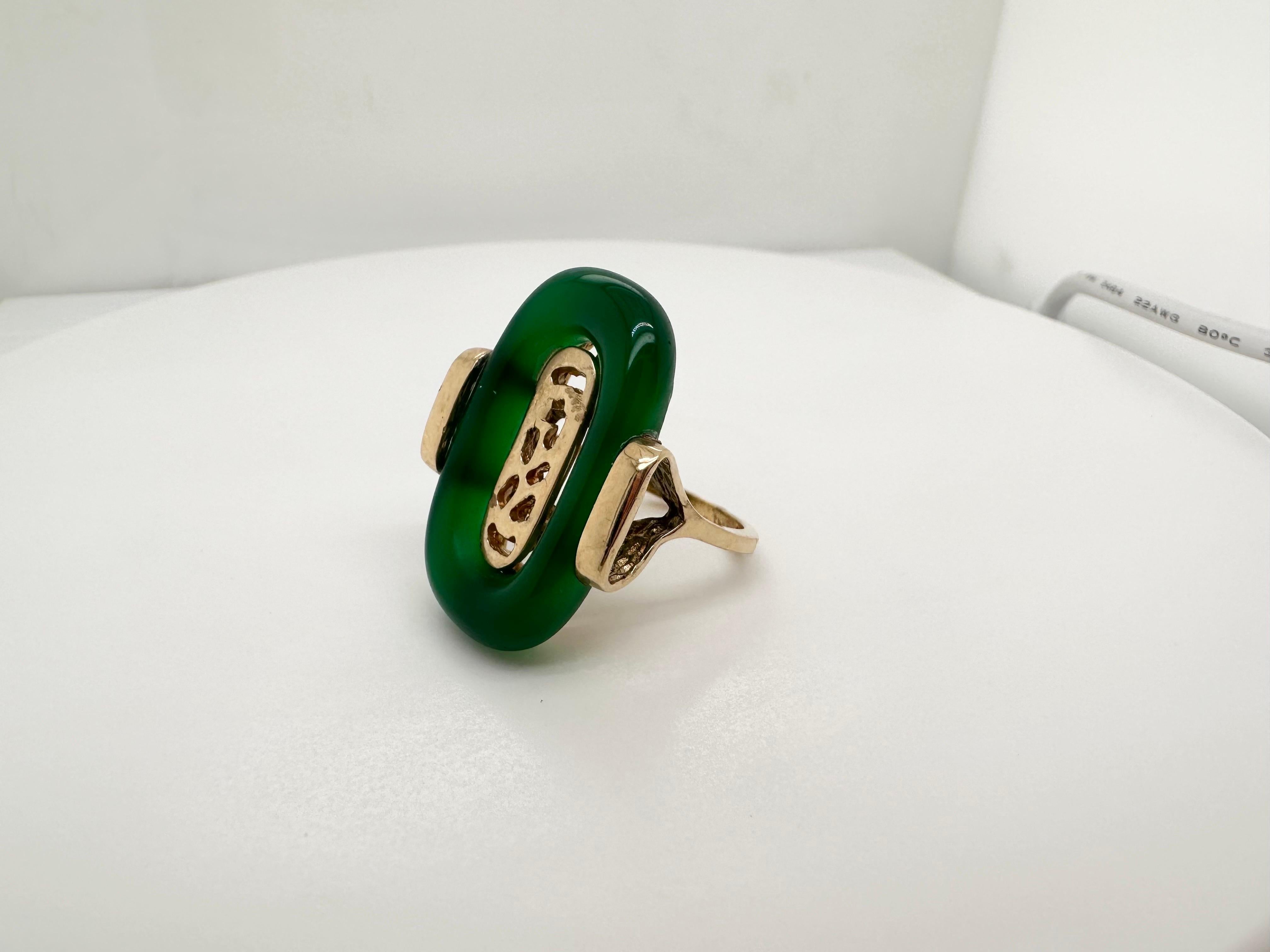 Green onyx modern ring 14KT yellow gold In Excellent Condition For Sale In Boca Raton, FL