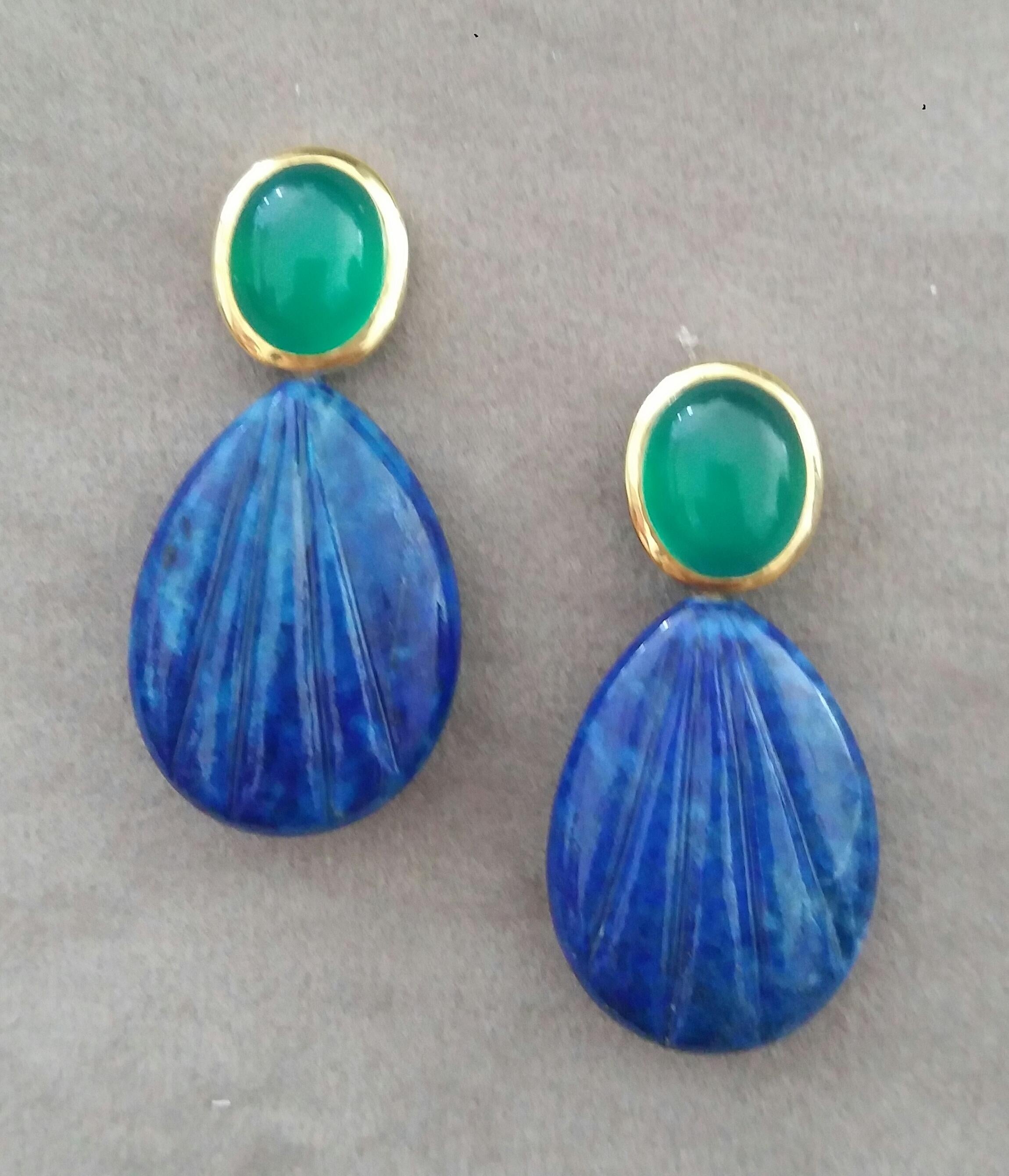 Contemporaneo Orecchini con perno di lapislazzuli a forma di pera incisi in oro con cabs ovali di onice verde in vendita