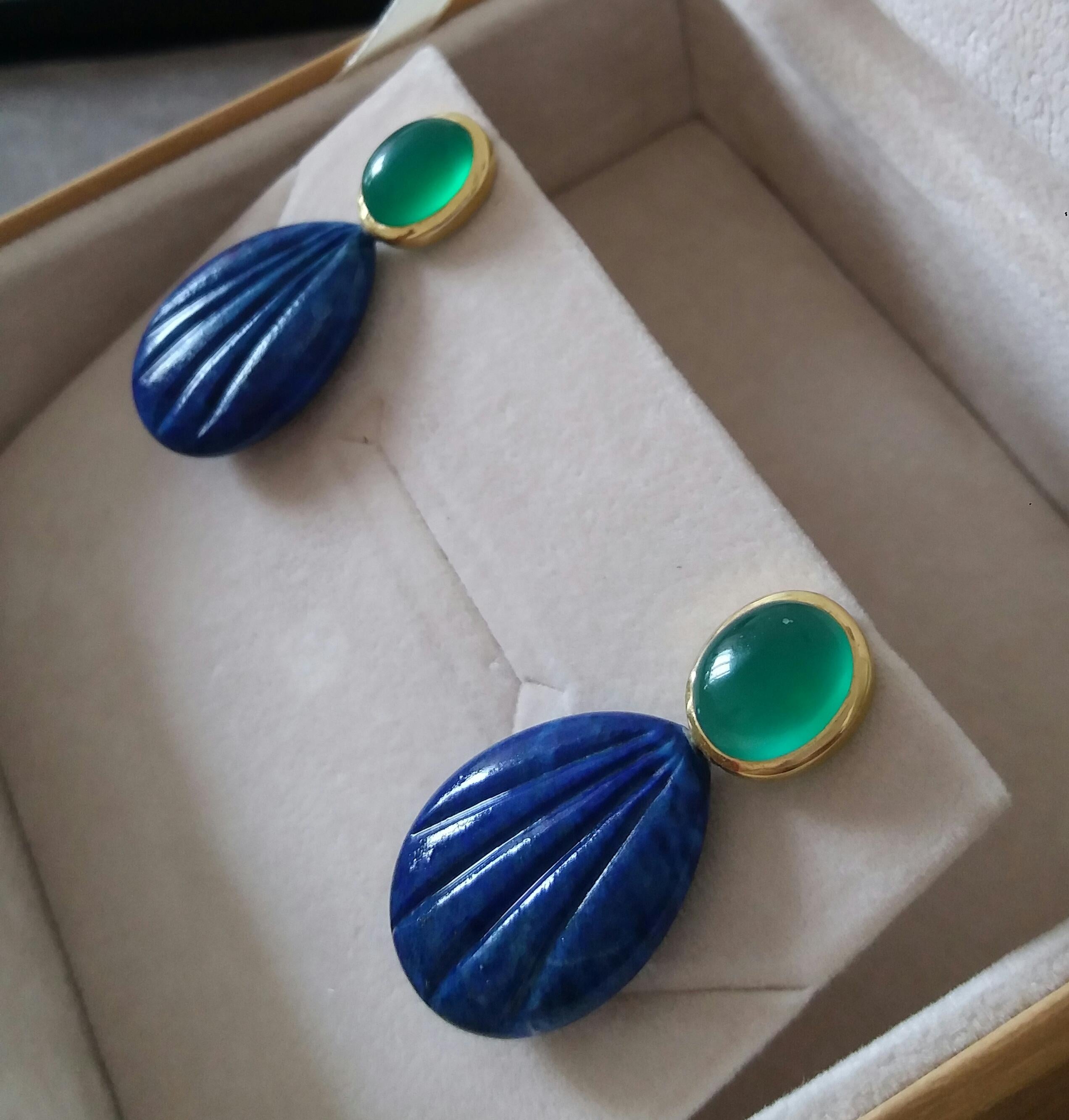 Orecchini con perno di lapislazzuli a forma di pera incisi in oro con cabs ovali di onice verde in vendita 3