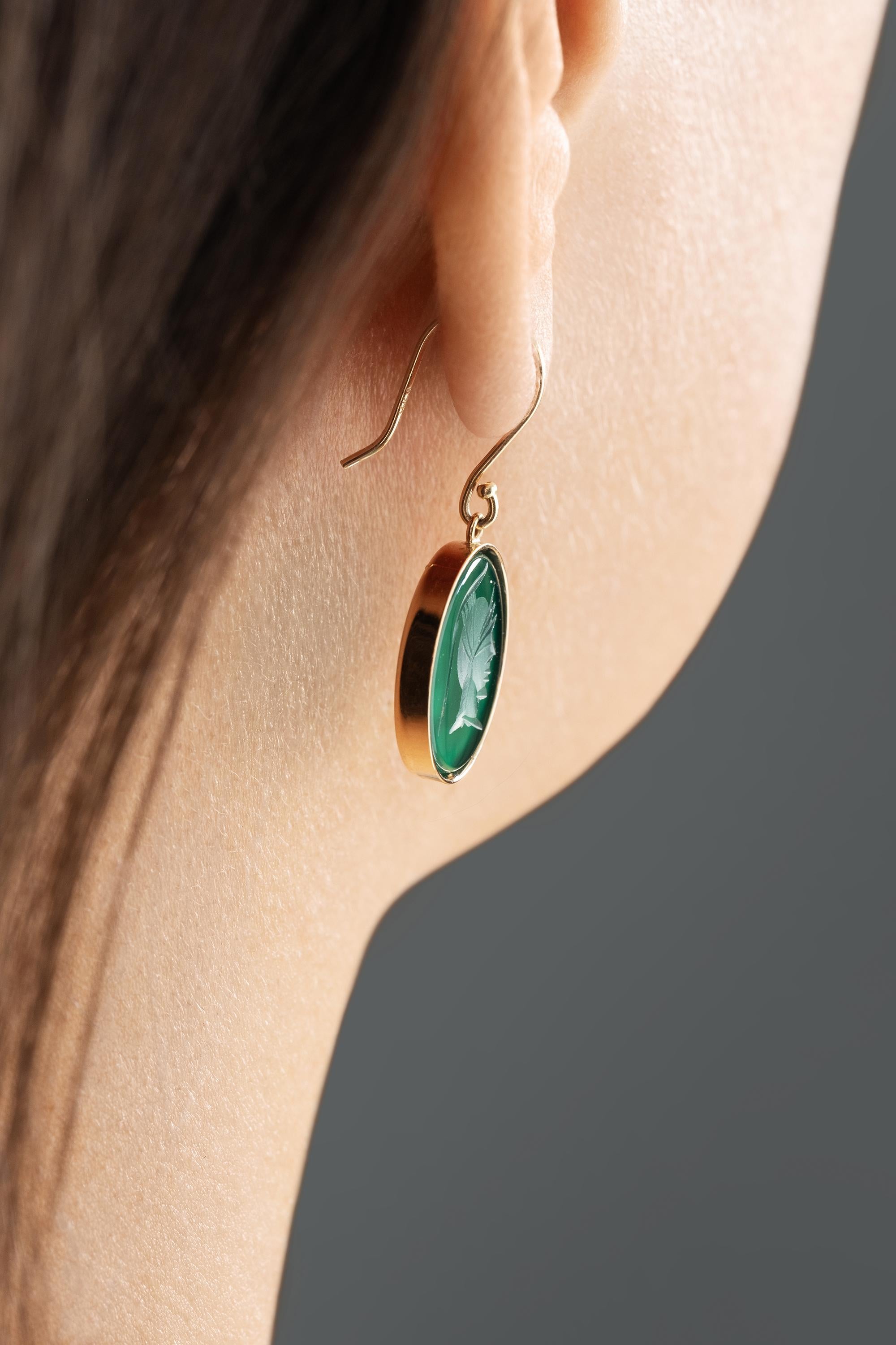 Green Onyx Round Intaglio Hanging Dangling 14k Yellow Estate Vintage Earrings For Sale 1