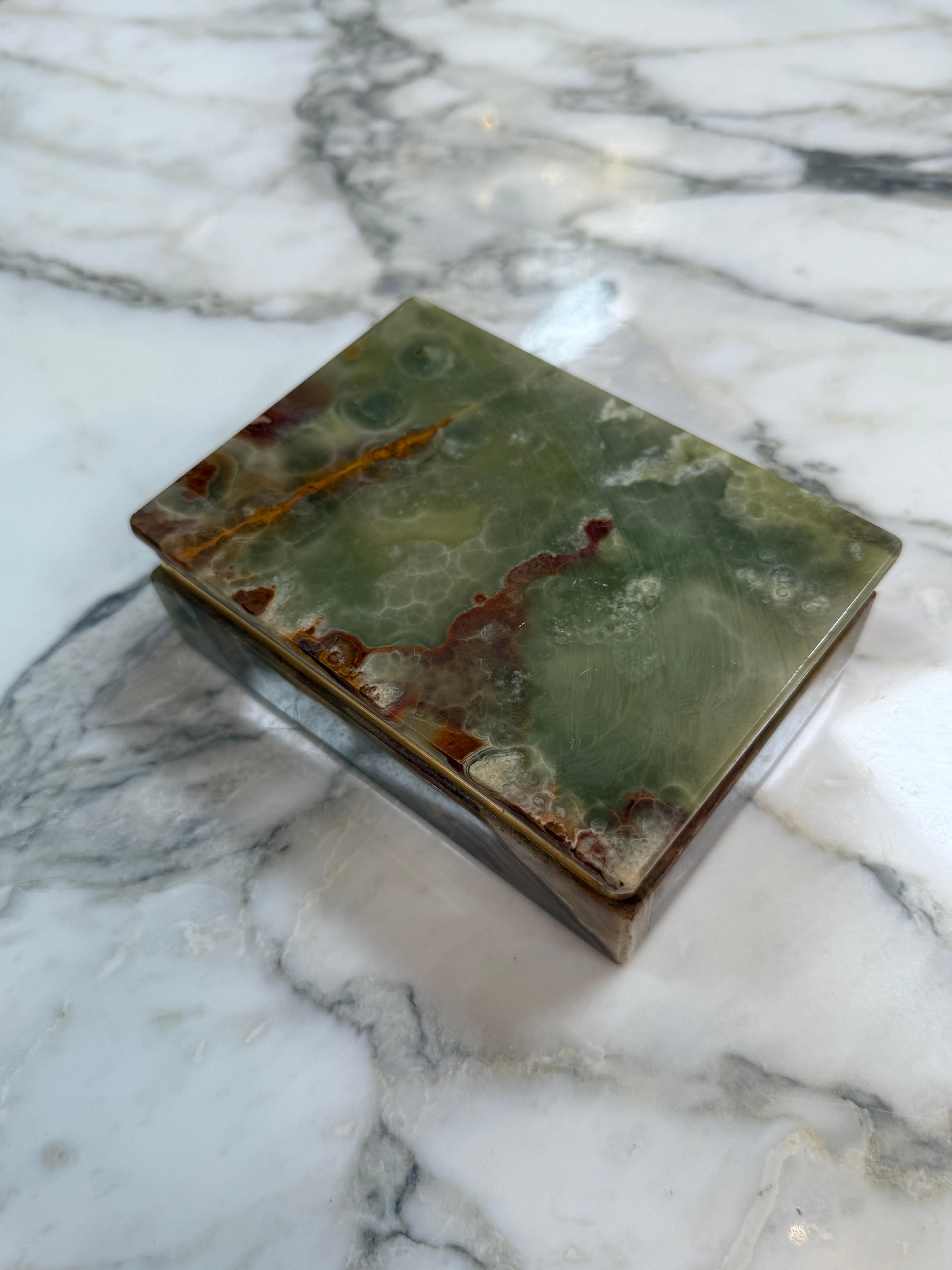 Modern Green Onyx Stone Jewelry or Trinket Box with Natural Veining For Sale