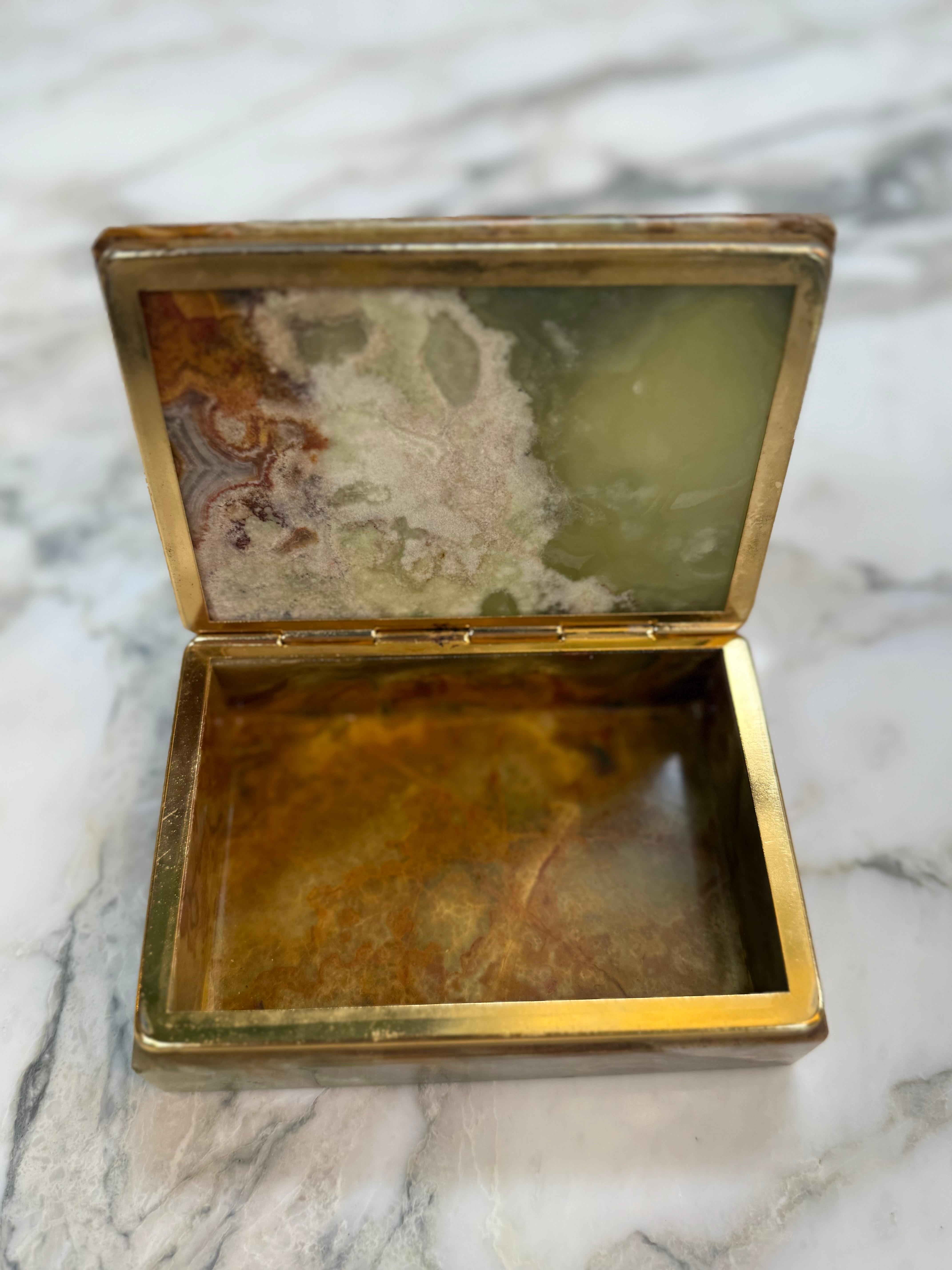 Green Onyx Stone Jewelry or Trinket Box with Natural Veining In Good Condition For Sale In Los Angeles, CA