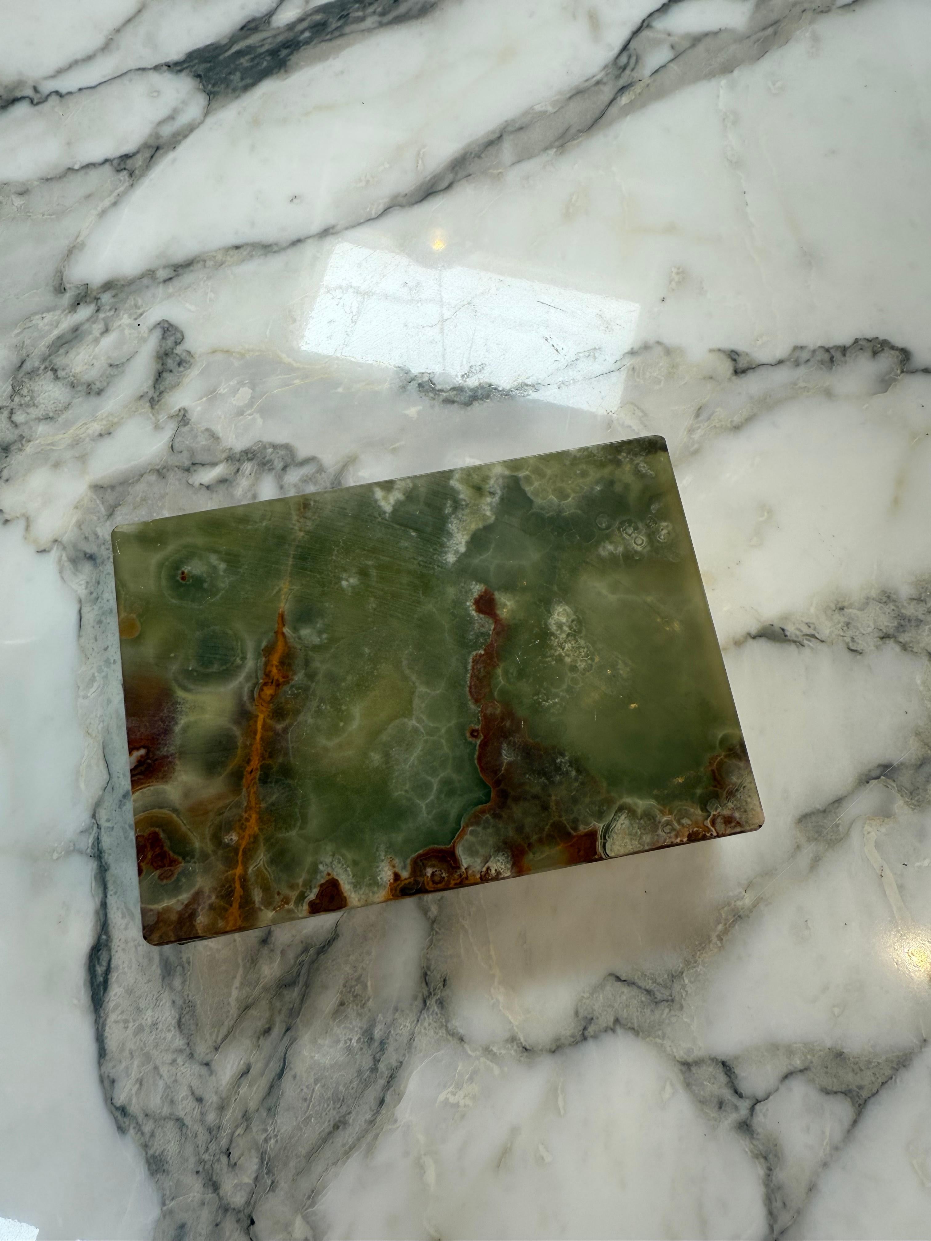 Green Onyx Stone Jewelry or Trinket Box with Natural Veining For Sale 1