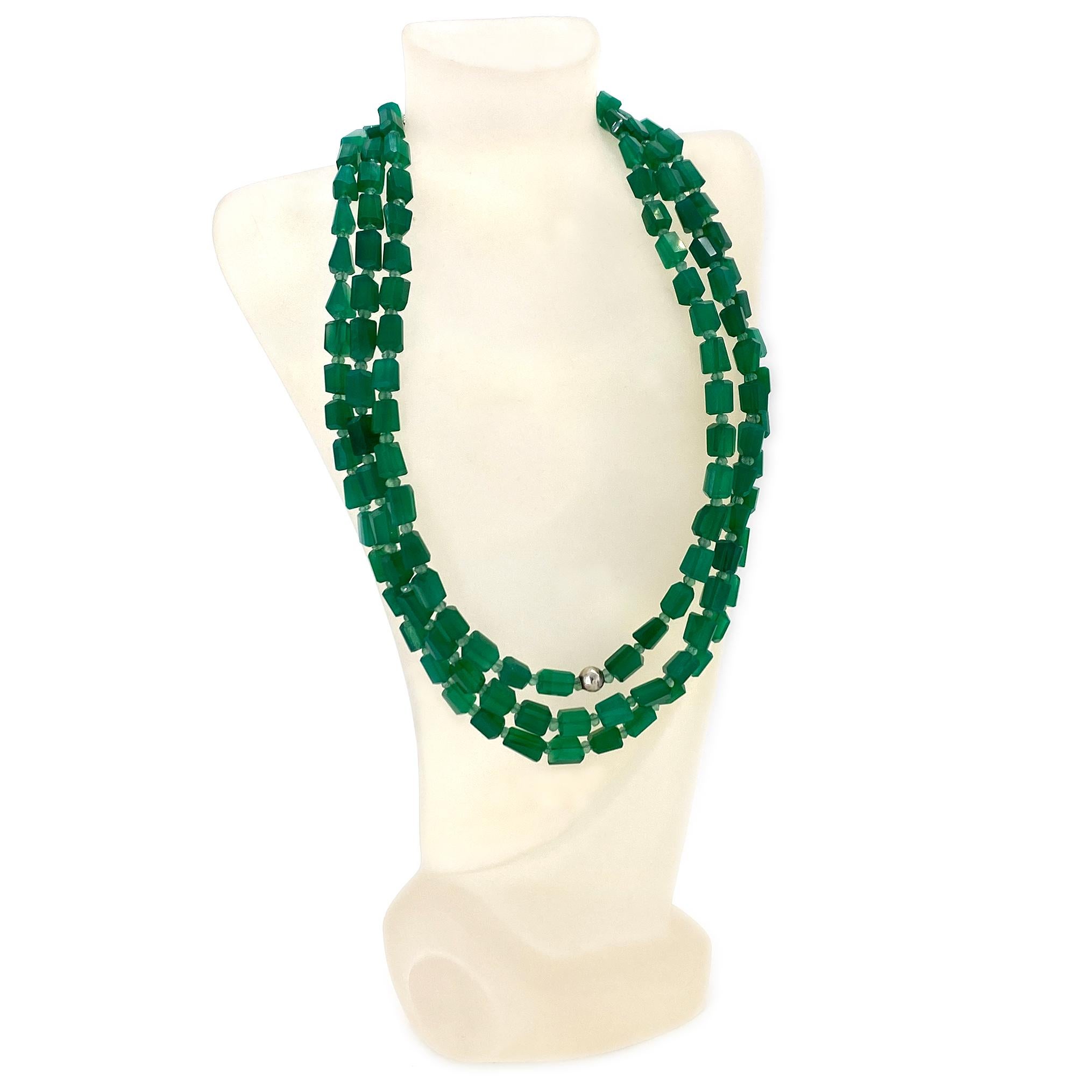 Il s'agit d'un collier à trois brins en onyx vert avec un fermoir en argent sterling. Nous avons créé ce collier avec des pépites d'onyx vert à facettes de 9x6 mm et des rondelles d'onyx vert à facettes de 3 mm en guise d'entretoises. Deux bouchons