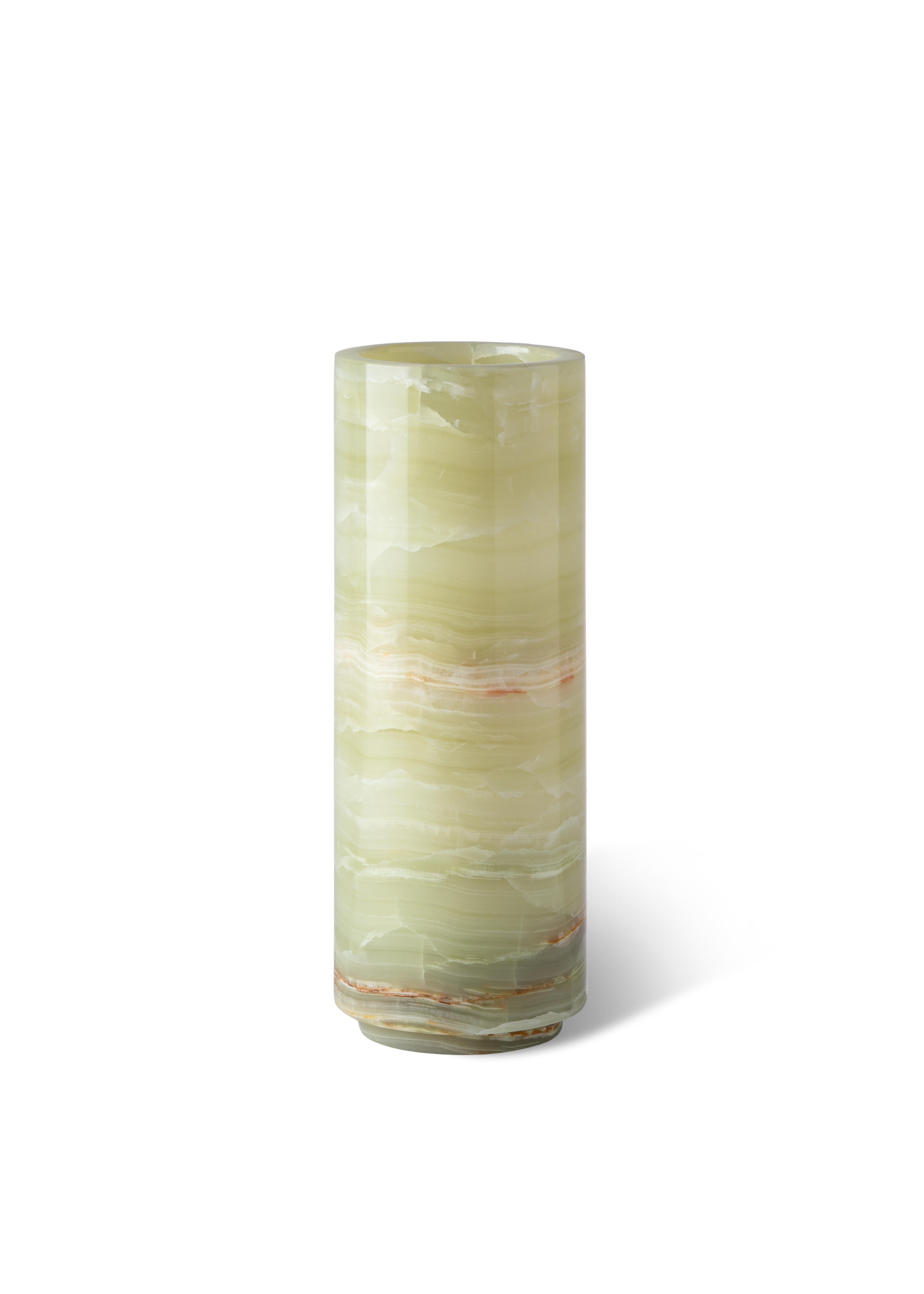 Realizzato a mano con precisione, questo vaso si ispira agli oggetti di design in marmo della metà del secolo scorso e trasmette un lusso sobrio con la sua elegante semplicità. Rifuggendo da abbellimenti inutili, abbraccia linee pulite e un'estetica