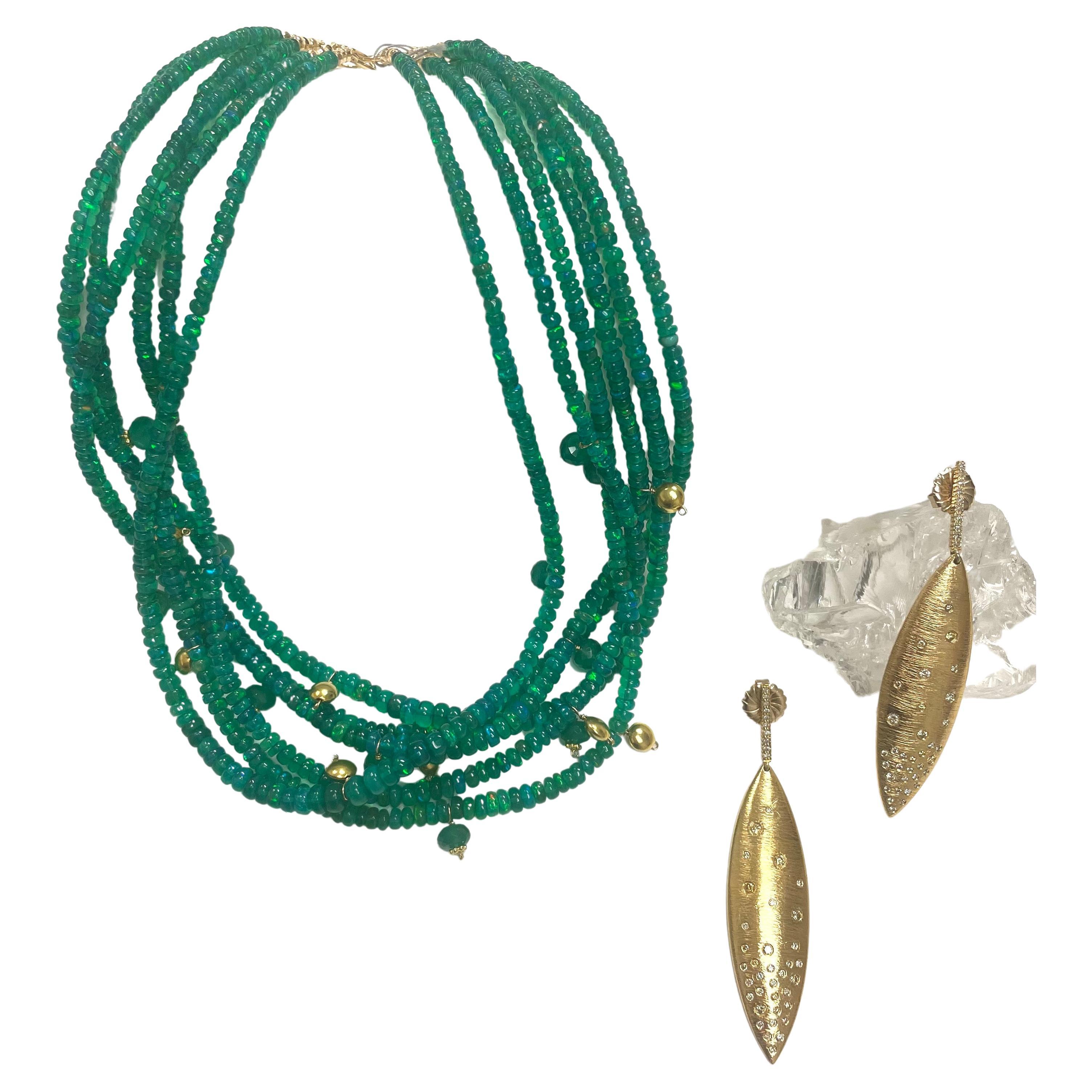 Mehrreihige Halskette aus 18 Karat grünem Opal mit baumelnden YG-Akzenten im Angebot 2