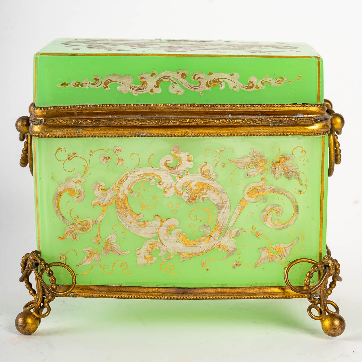 Green Opaline Box, 19th Century In Good Condition In Saint-Ouen, FR