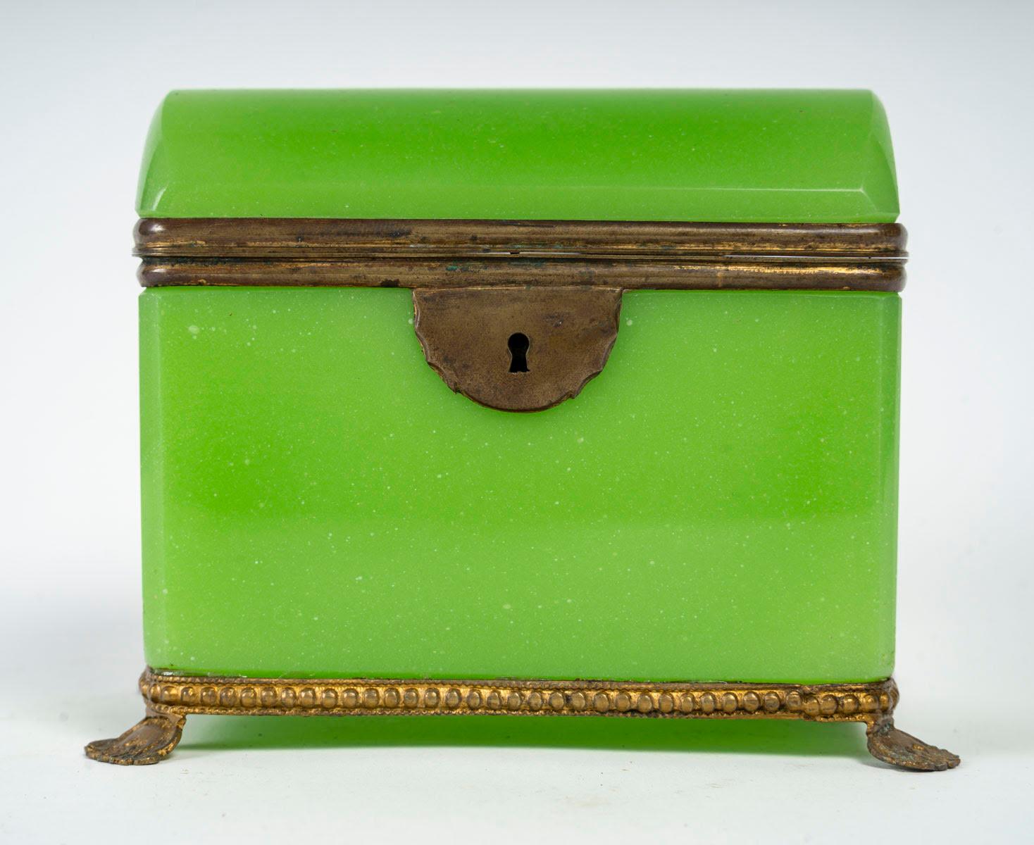 Green opaline box, 19th century, Napoleon III period.

A 19th century Napoleon III period green opaline box with brass mount.
H: 11cm W: 14cm D: 9cm