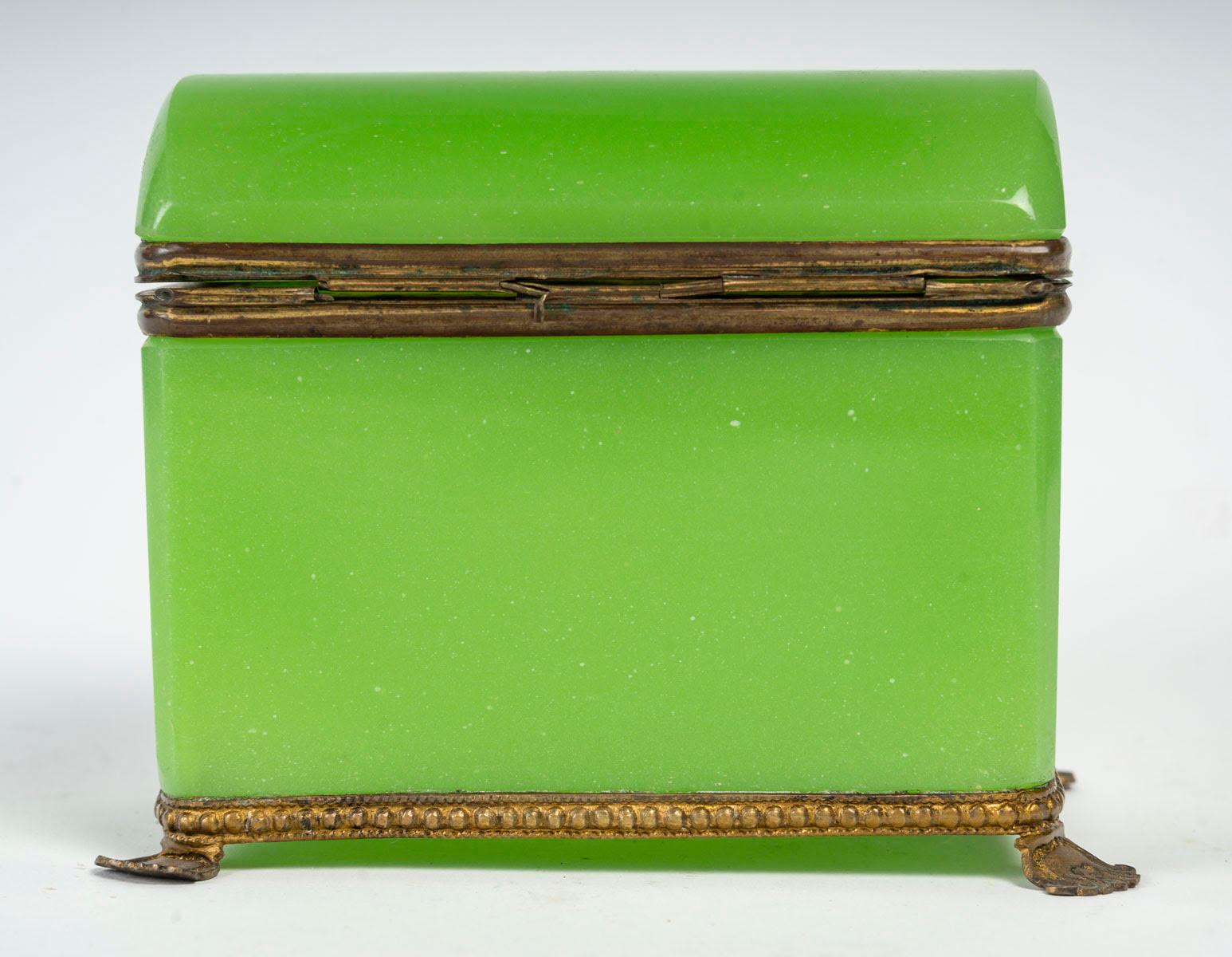 Green Opaline Box, 19th Century, Napoleon III Period. In Good Condition In Saint-Ouen, FR