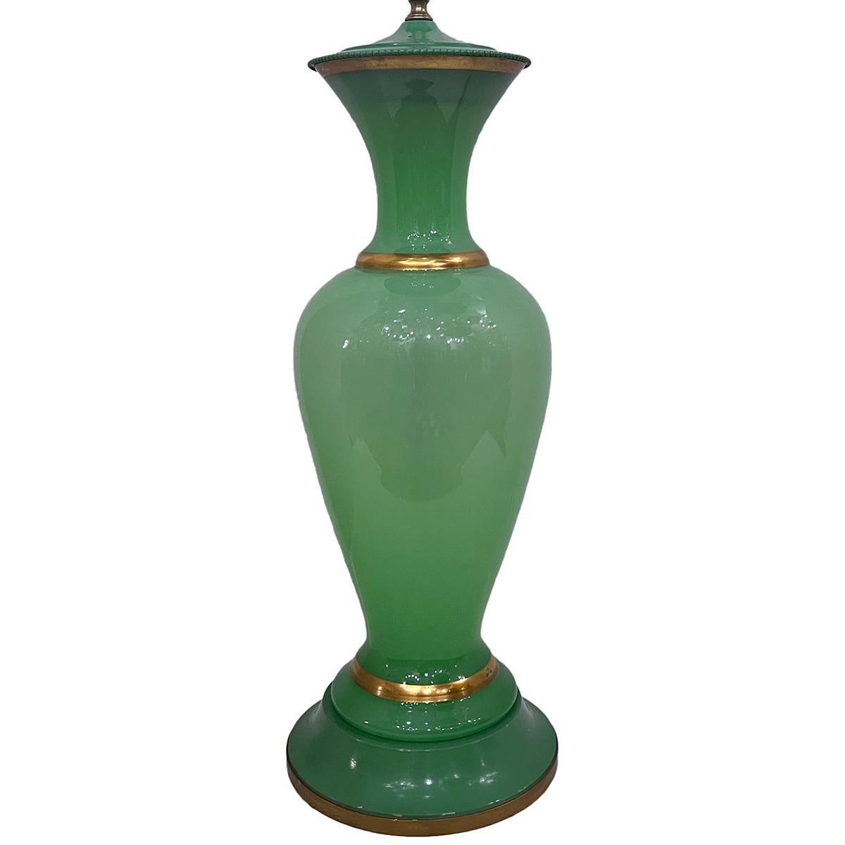 Una lampada da tavolo in vetro opalino verde francese degli anni '50 circa con dettagli dorati.

Misure:
Altezza della scocca: 24
