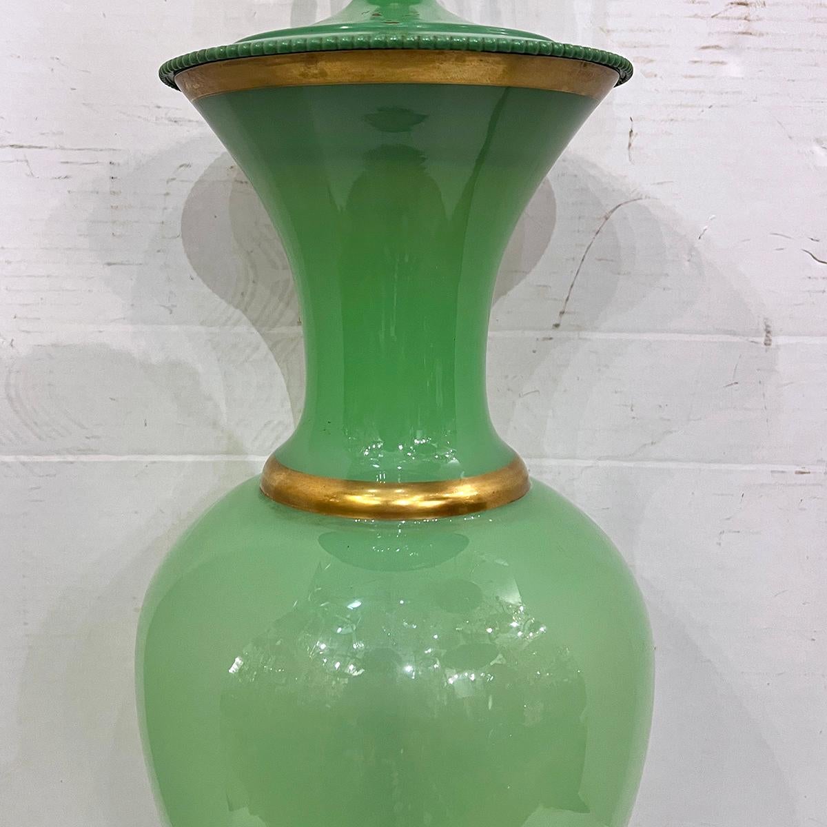 Francese Lampada in vetro opalino verde in vendita