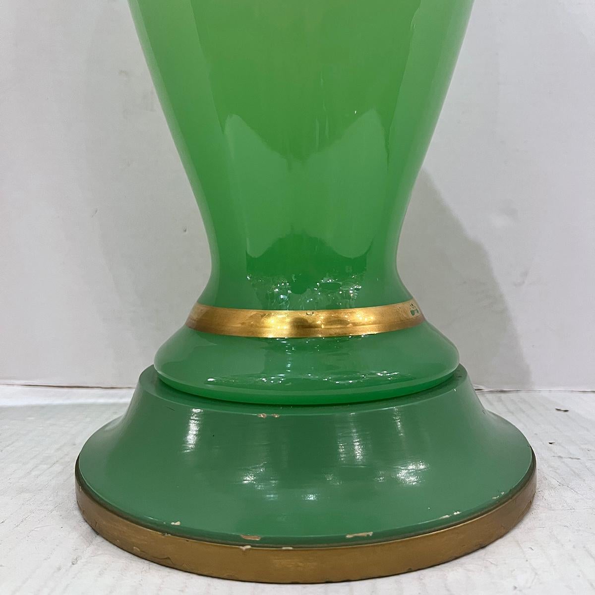 Lampada in vetro opalino verde In condizioni buone in vendita a New York, NY