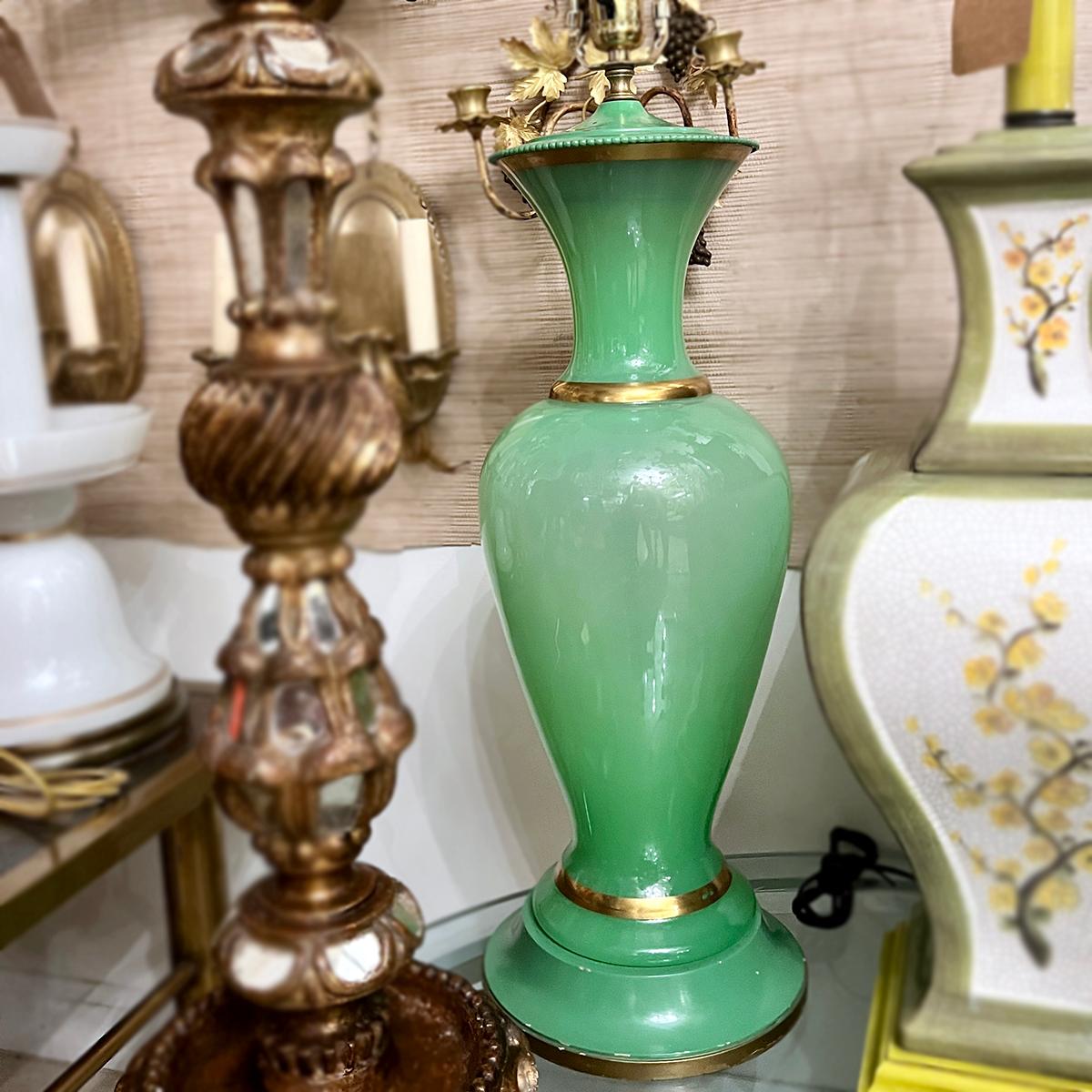 Metà XX secolo Lampada in vetro opalino verde in vendita