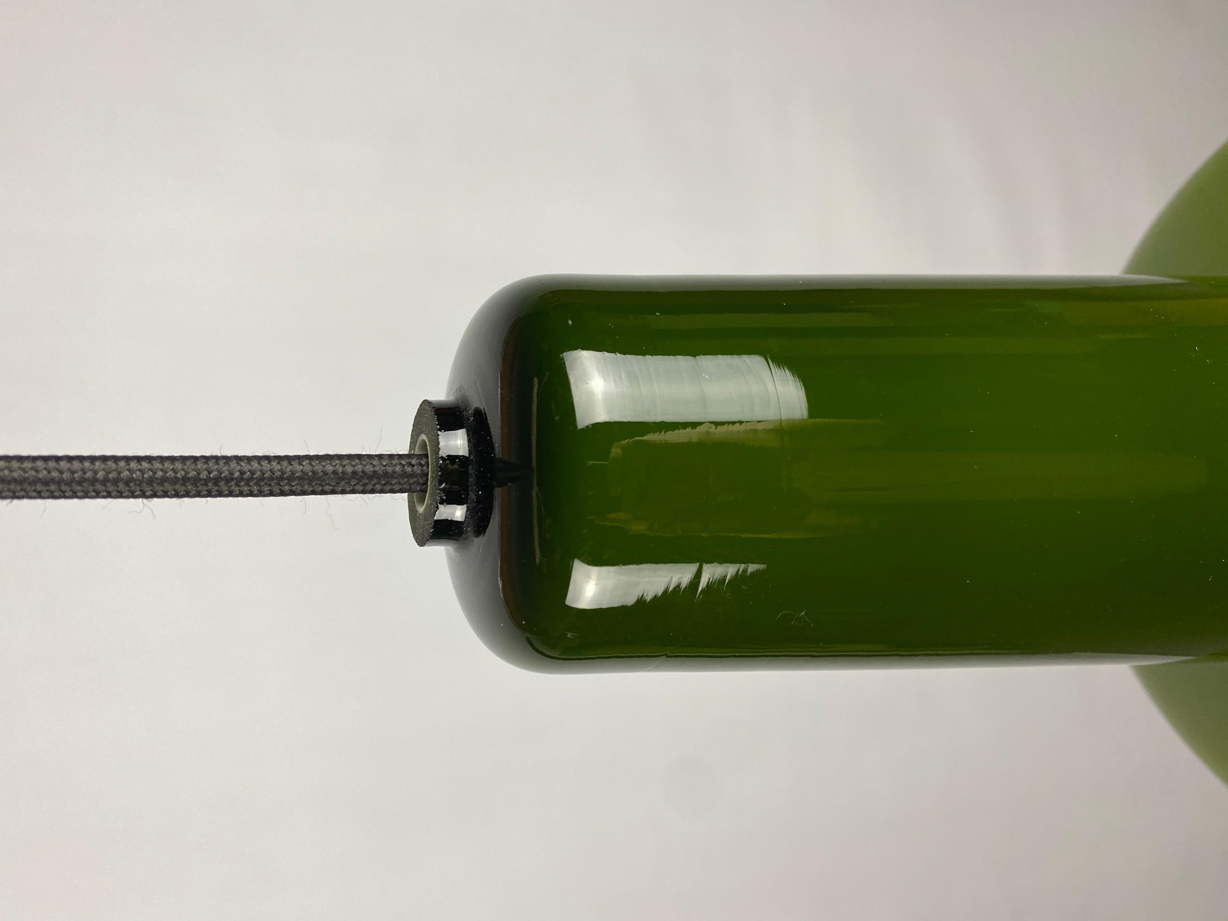 1 des 2 lampes suspendues en verre opalin vertkreta de Holmegaard par Jacob Bang Excellent état - En vente à TERHEIJDEN, NB