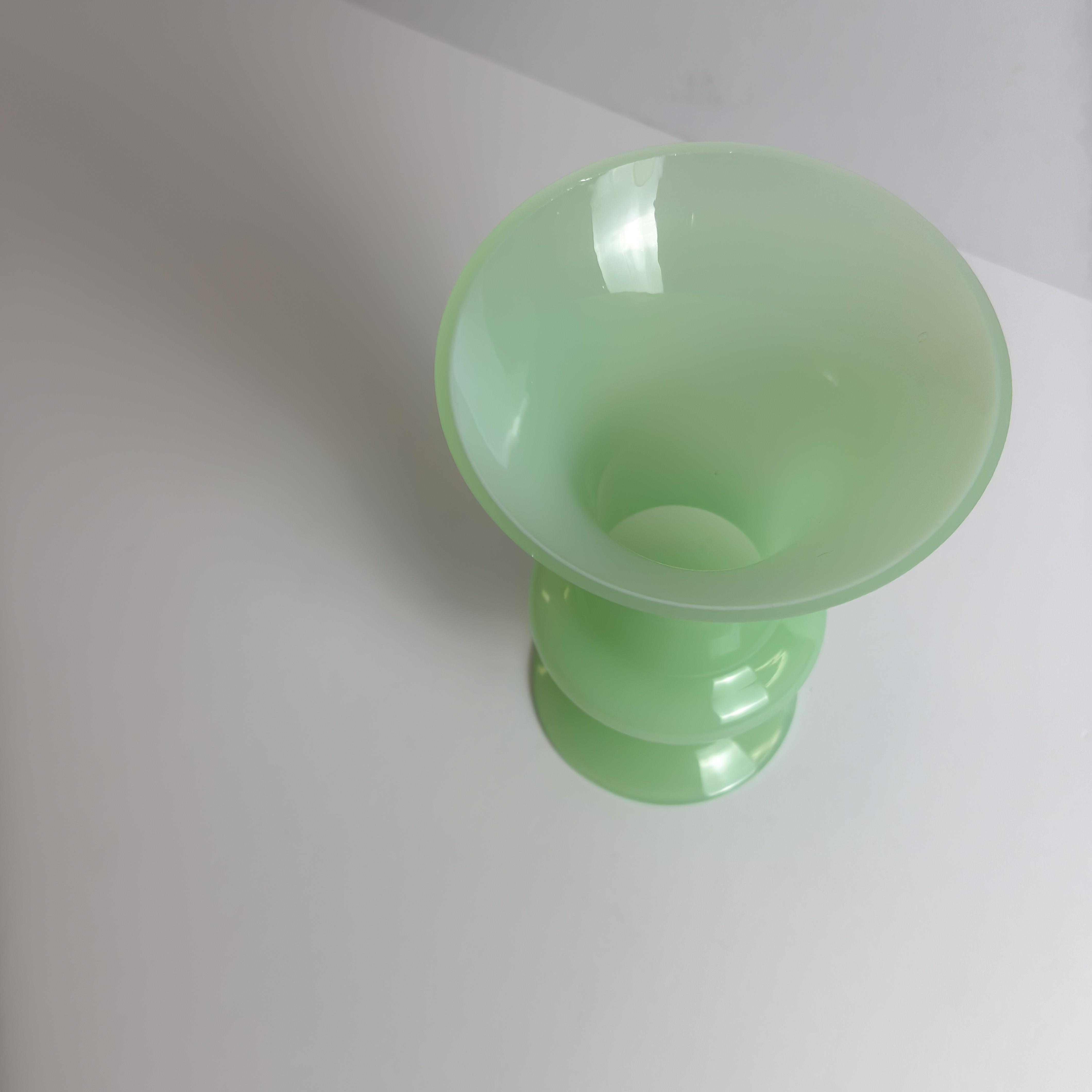 Un elegante vaso a tromba in vetro opalino verde pallido, attribuito a Stelvia di Empoli, Italia, probabilmente prodotto come parte della gamma Opalina Fiorentina, circa anni '60. Questo vaso di metà secolo è un ottimo esempio di vetro giadeite, un
