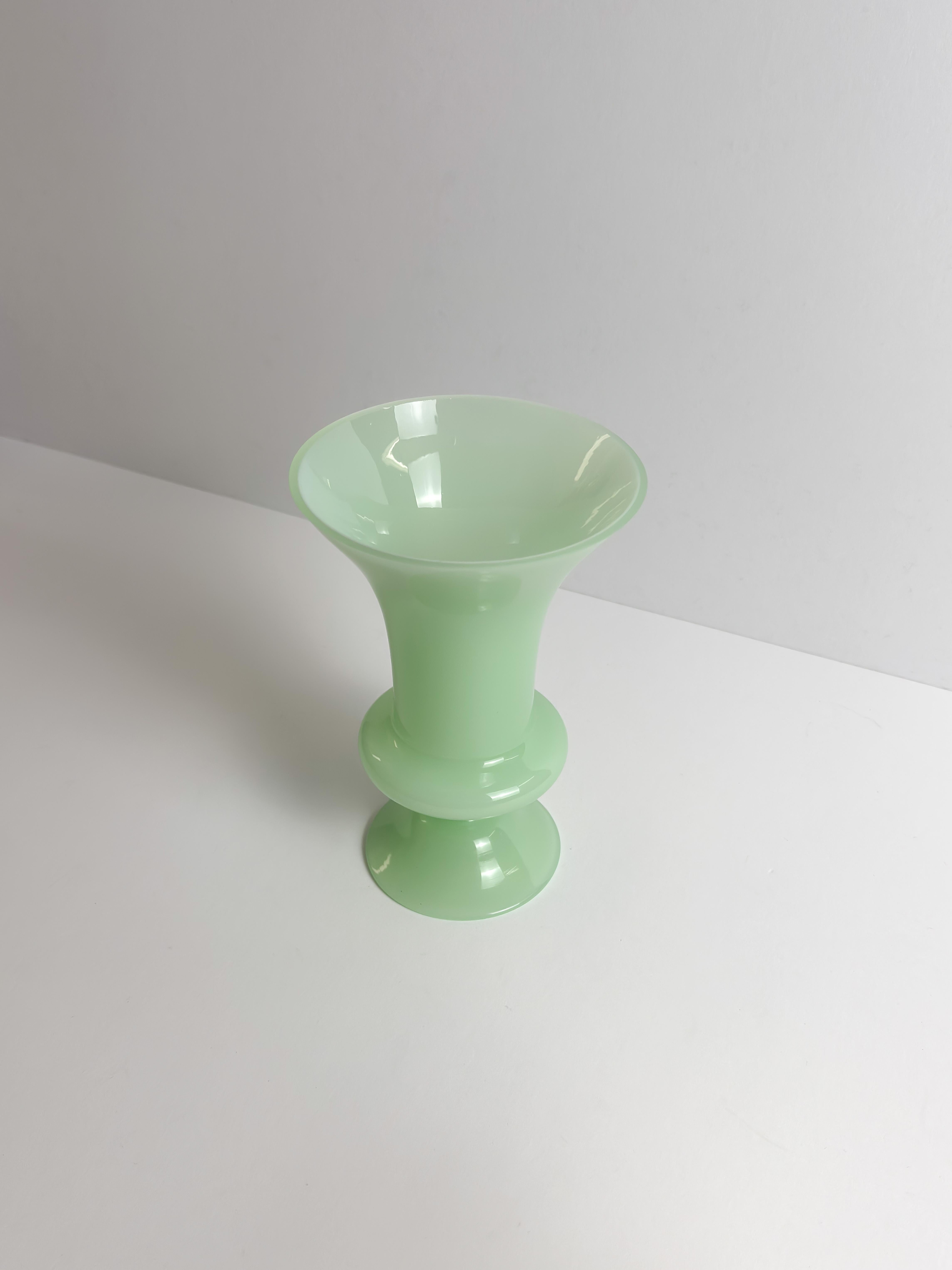 Mid-Century moderno Vaso a tromba in vetro verde opalino e giadeite, Empoli, anni '60 in vendita