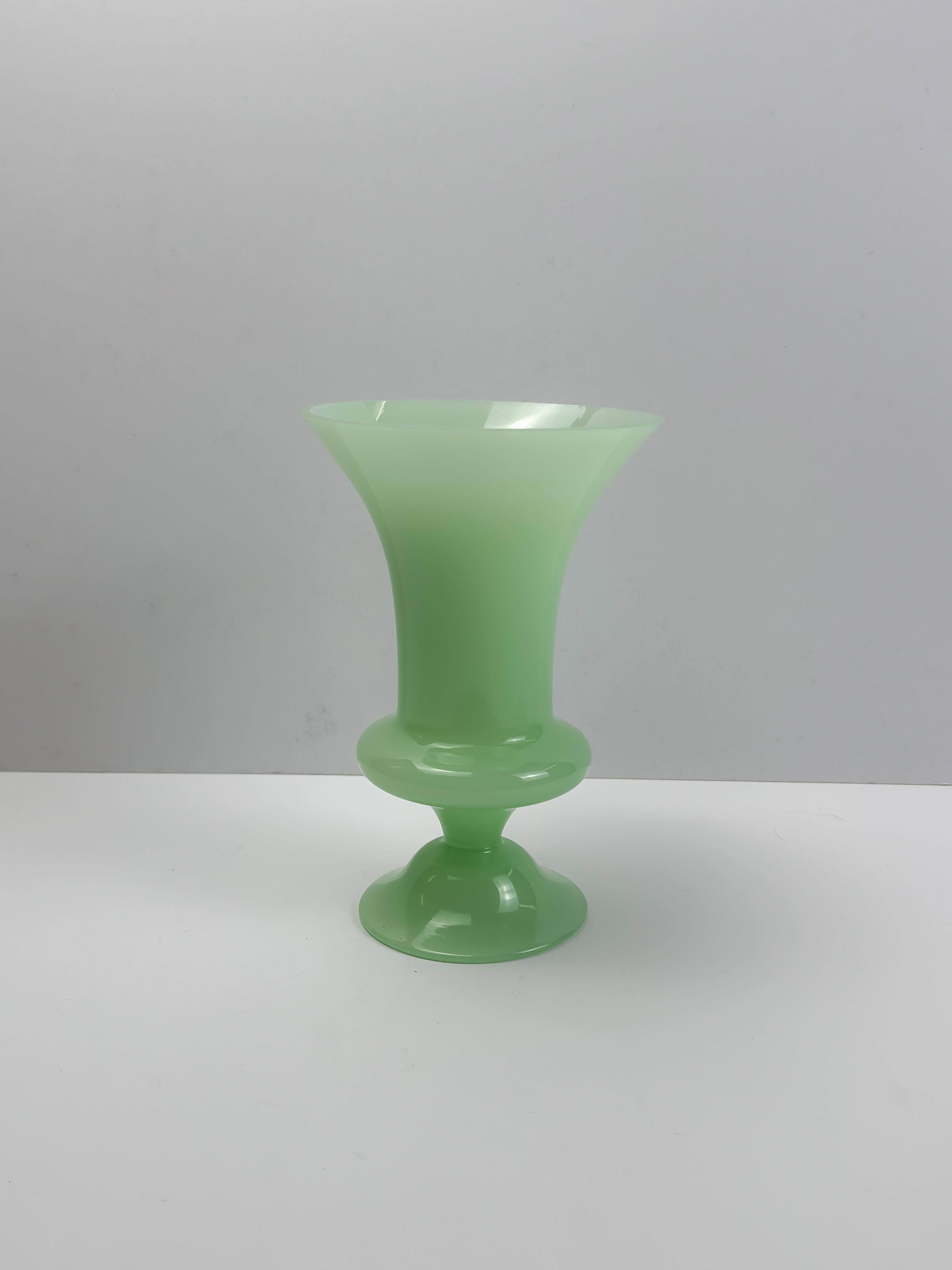 Italiano Vaso a tromba in vetro verde opalino e giadeite, Empoli, anni '60 in vendita