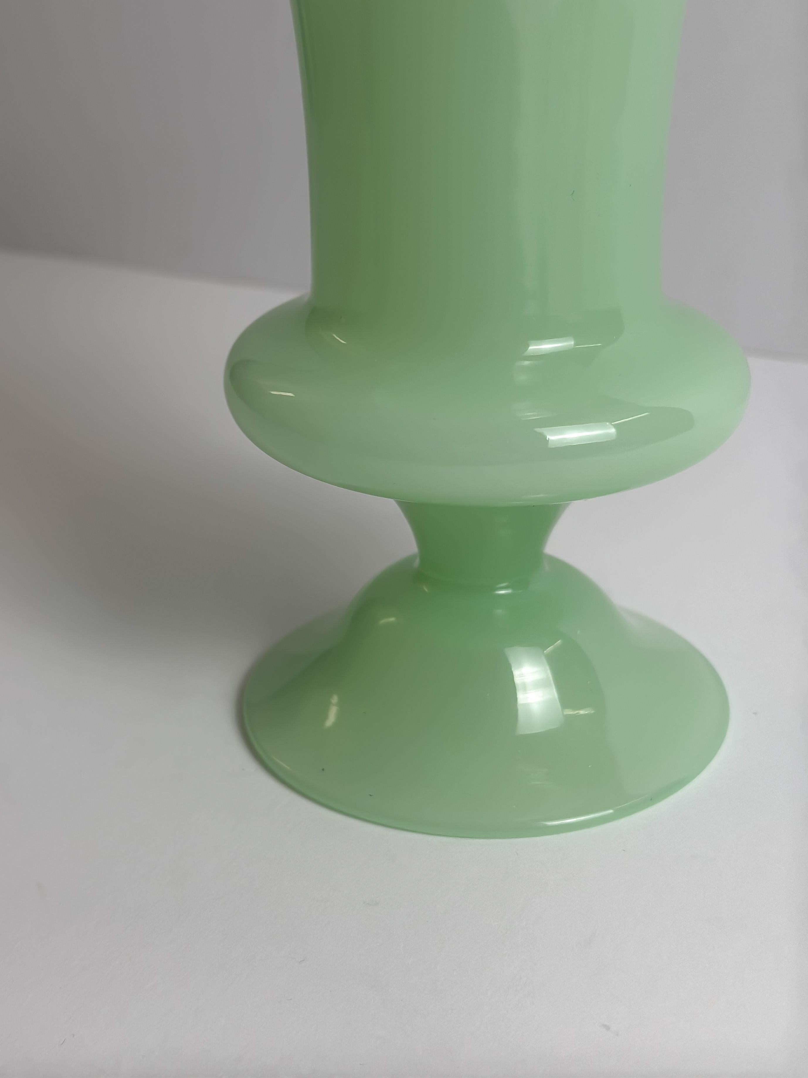 Fatto a mano Vaso a tromba in vetro verde opalino e giadeite, Empoli, anni '60 in vendita