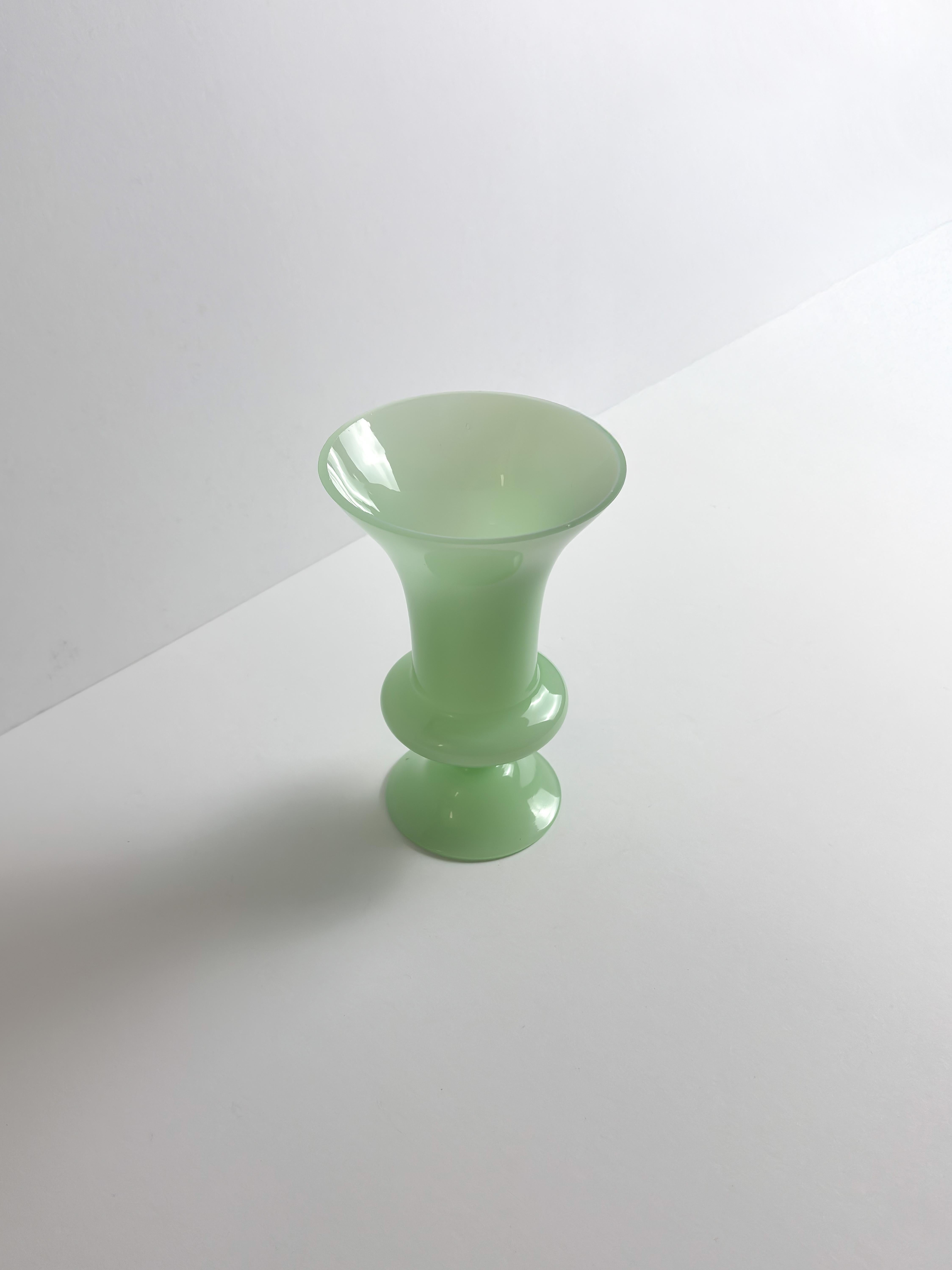 Vaso a tromba in vetro verde opalino e giadeite, Empoli, anni '60 In condizioni buone in vendita a Glasgow, GB