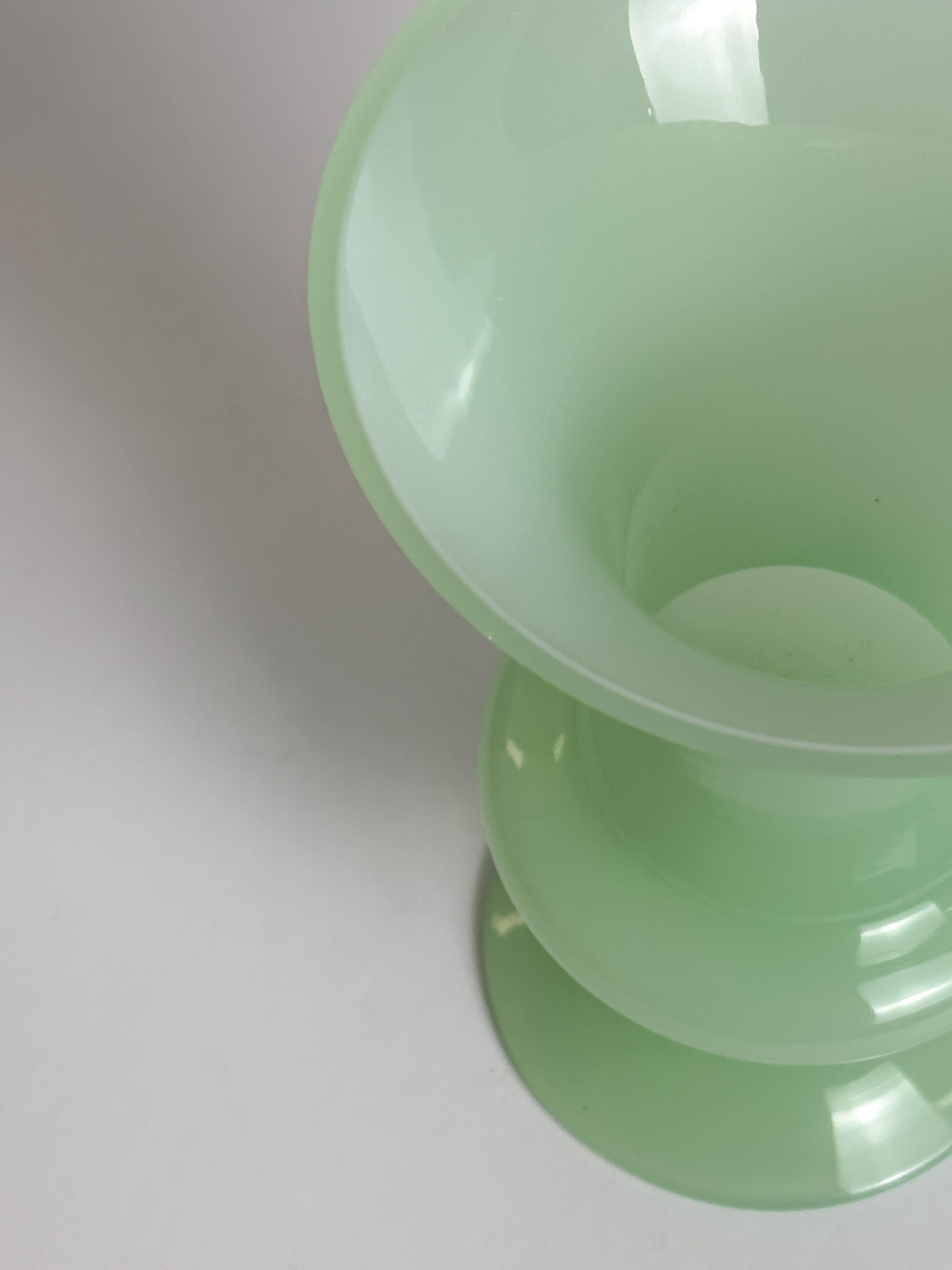 Vetro opalino Vaso a tromba in vetro verde opalino e giadeite, Empoli, anni '60 in vendita