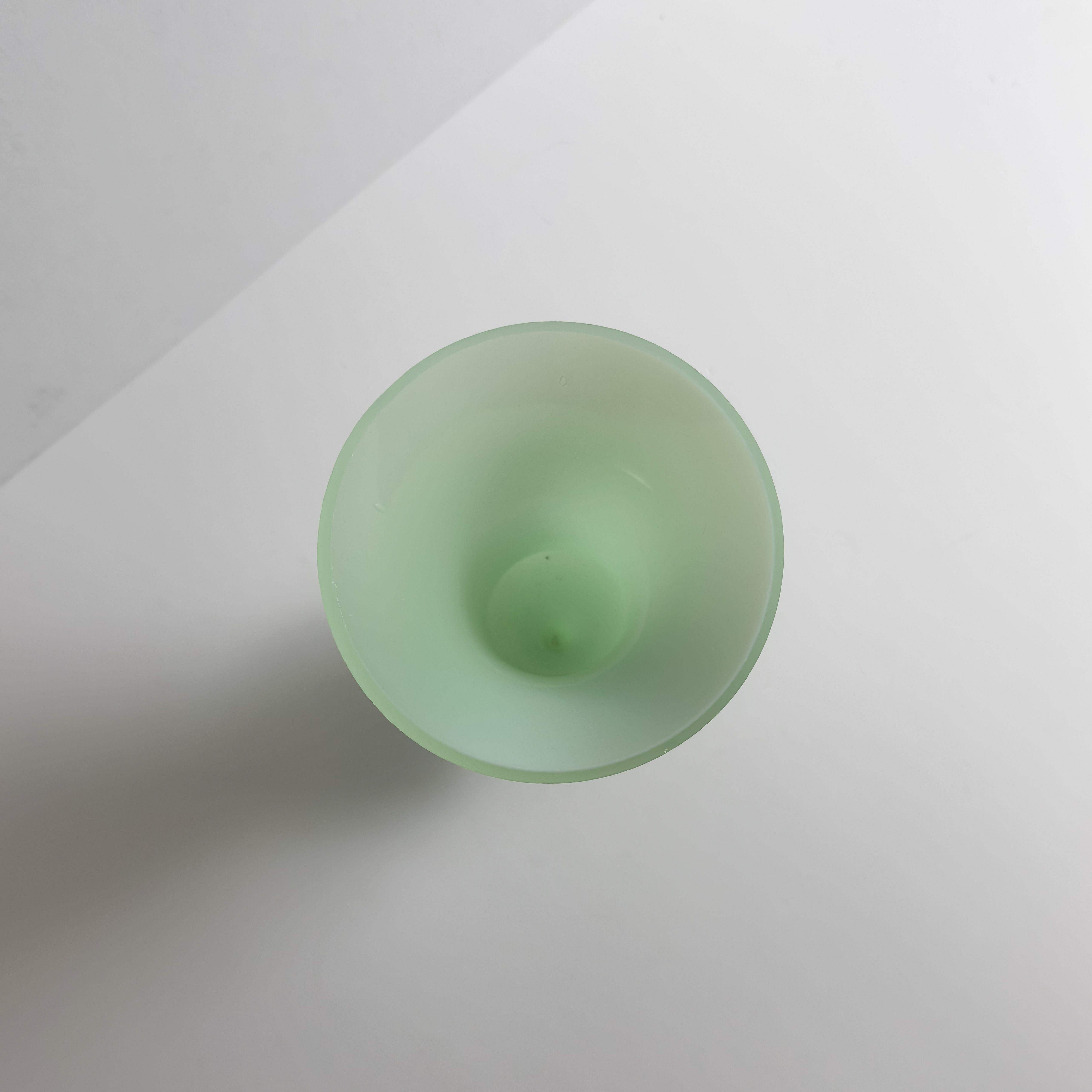 Vaso a tromba in vetro verde opalino e giadeite, Empoli, anni '60 in vendita 1