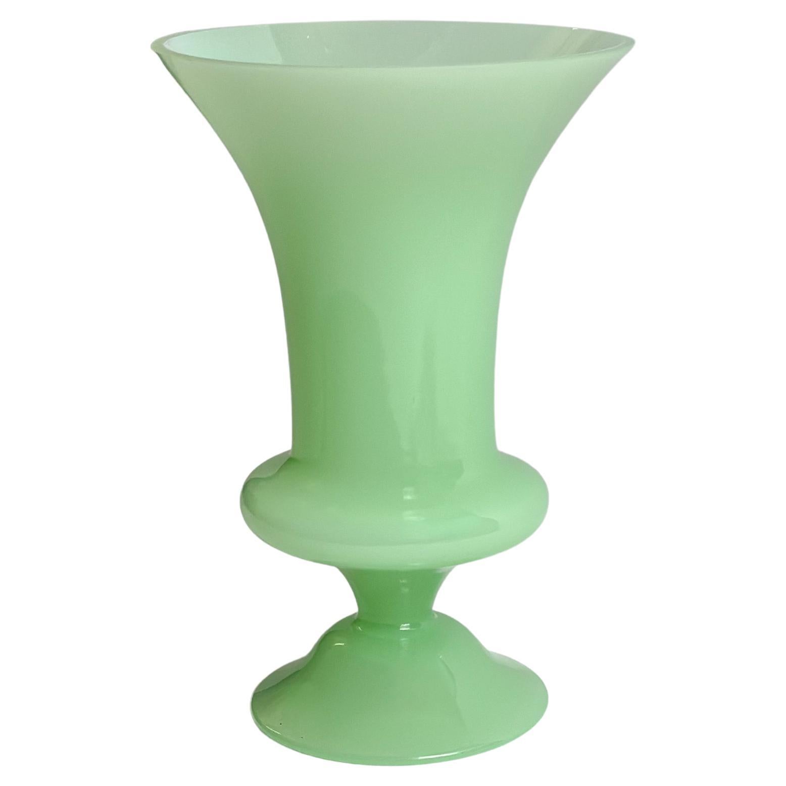 Vaso a tromba in vetro verde opalino e giadeite, Empoli, anni 
60 in vendita