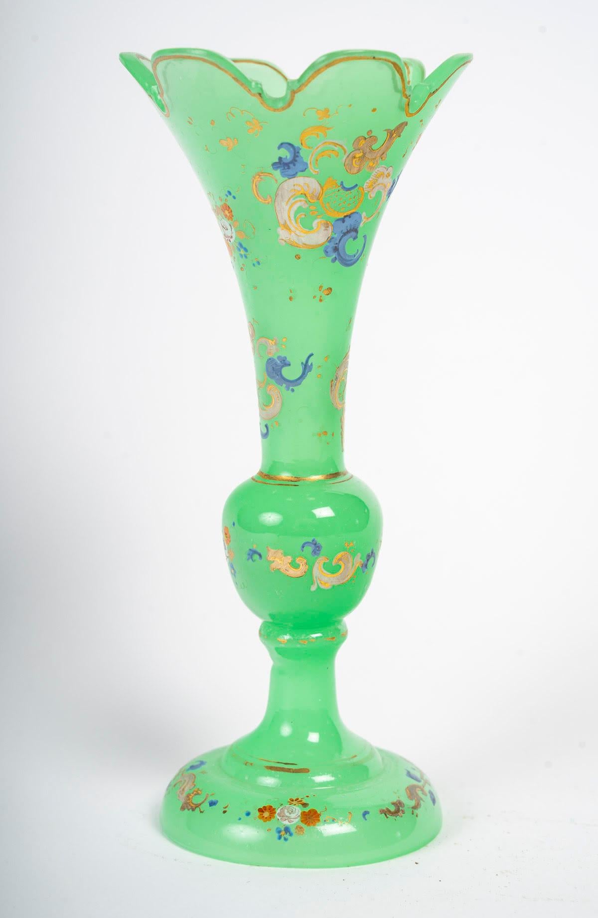 Green opaline vase, 19th century, Napoleon III period.

A 19th century Napoleon III period green enamelled opaline vase.
H: 19,5cm D: 9cm