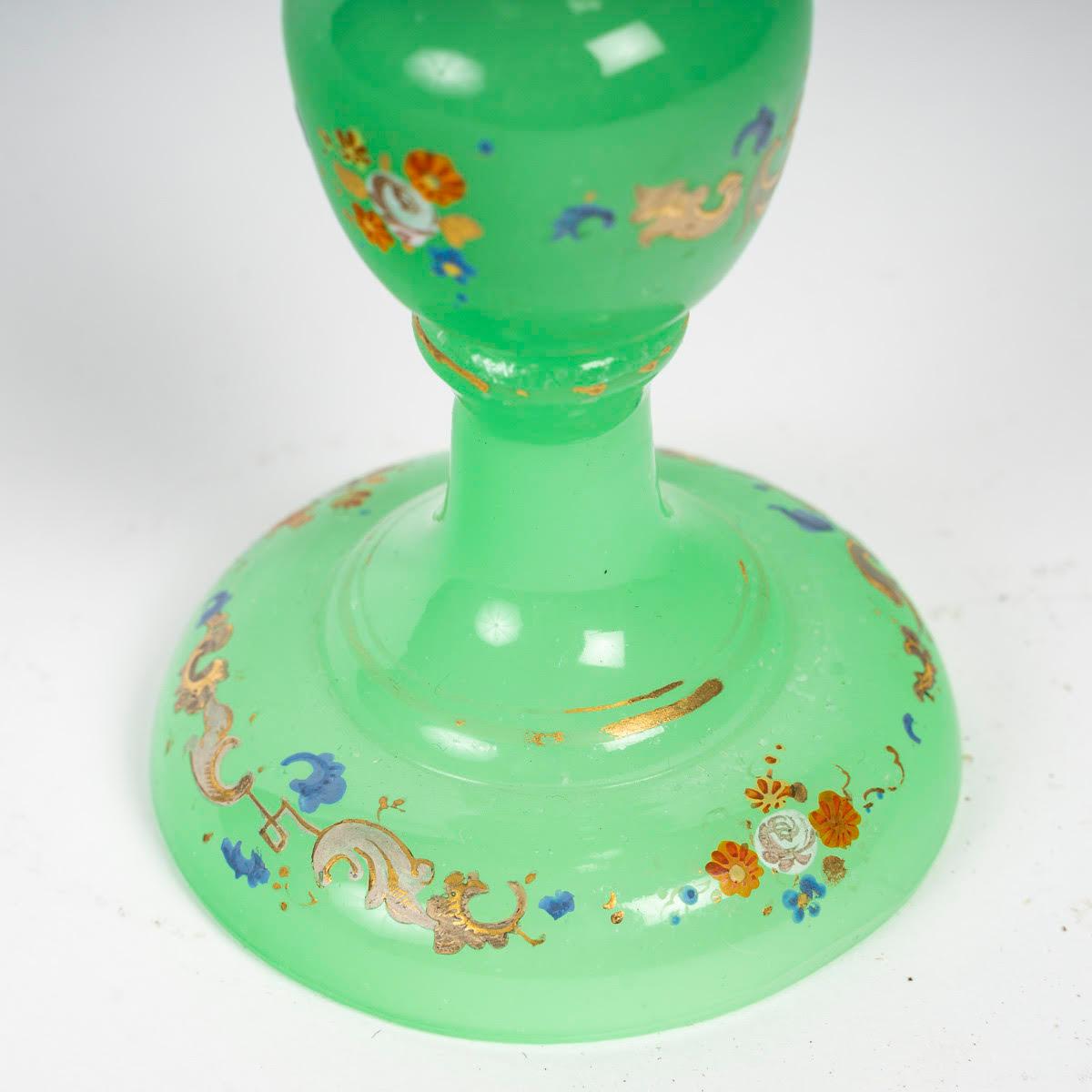 Green Opaline Vase, 19th Century, Napoleon III Period. In Good Condition For Sale In Saint-Ouen, FR