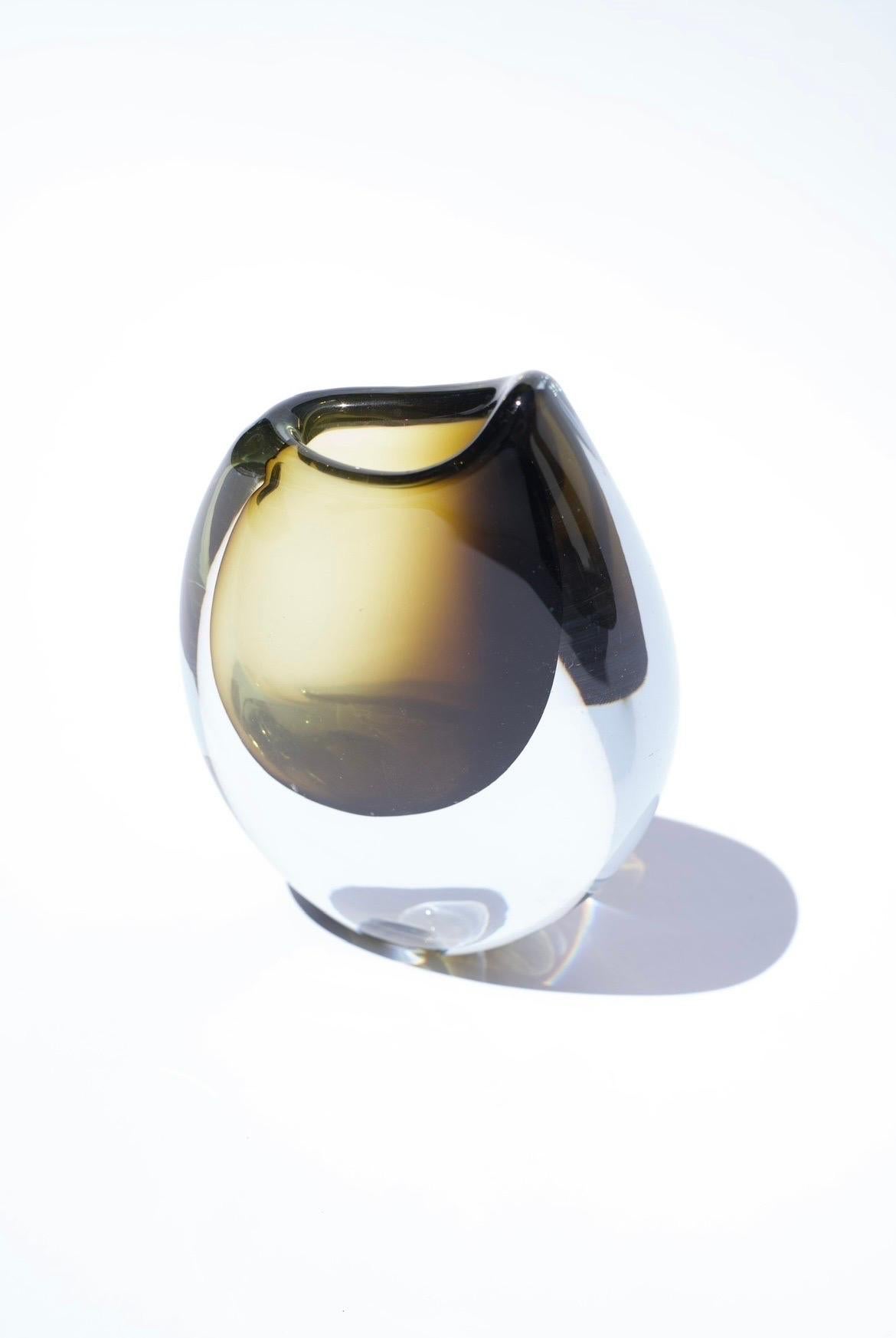 Fatto a mano Vaso di cristallo Orrefors fumé, Svezia, 1960 in vendita