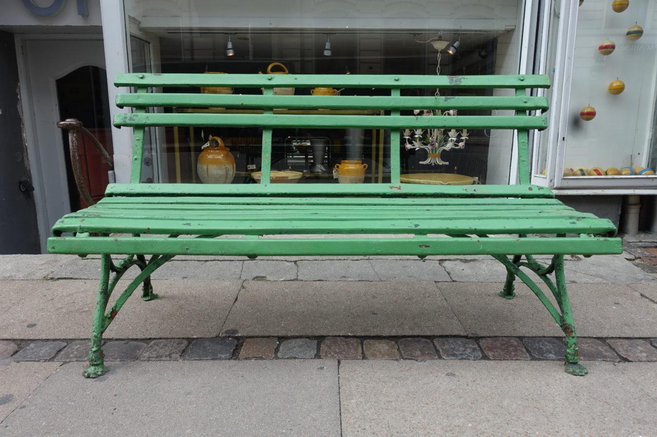 Much coveted vintage patented French garden bench by the brand Arras – the king of French garden furniture – and named after the northern French city of the same name. The bench is designed in wrought iron with elegantly folded slats which are