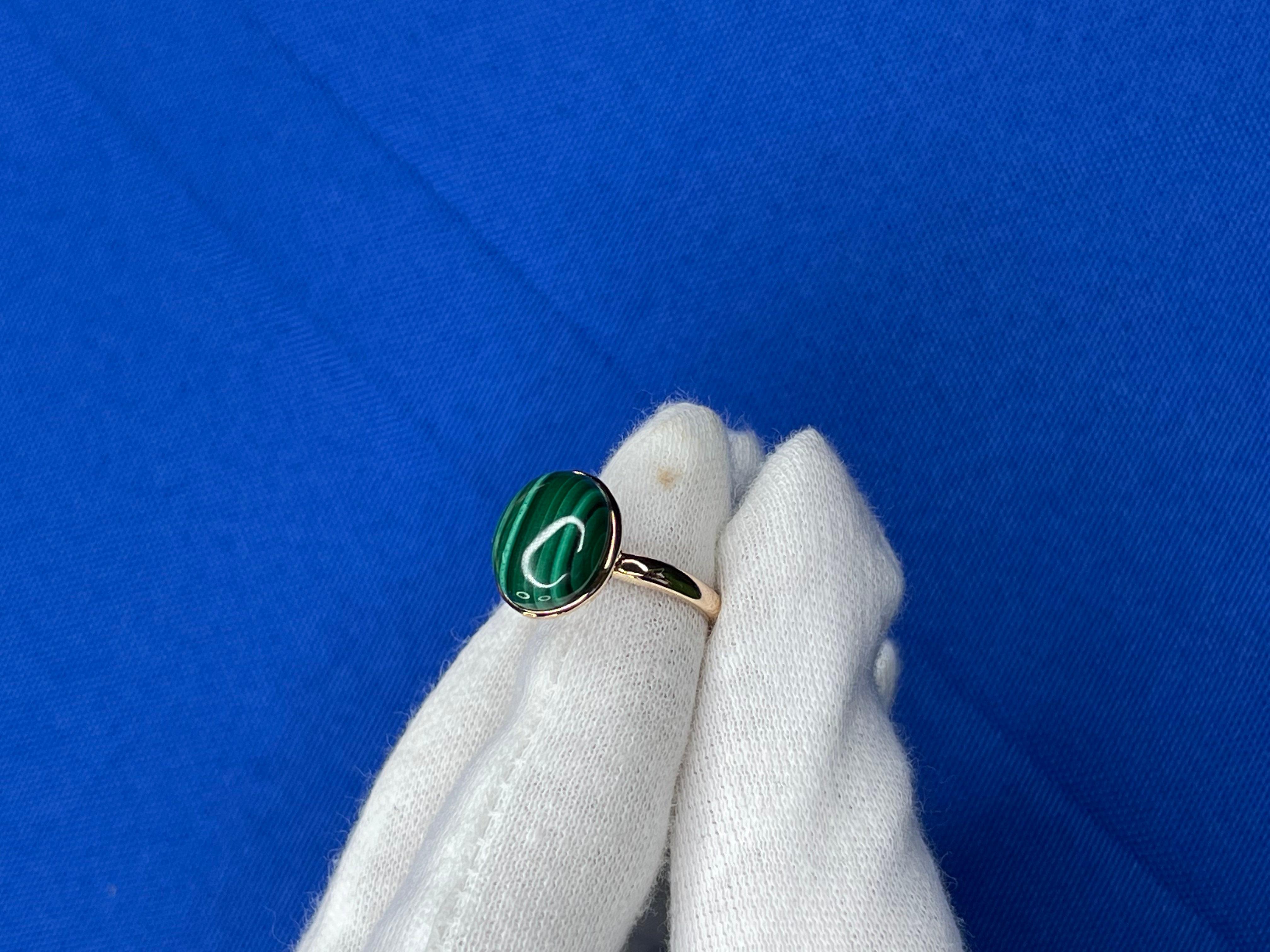 Green Oval Malachite Gemstone Cabochon Solitaire Fashion 14K Rose Gold Ring For Sale 3