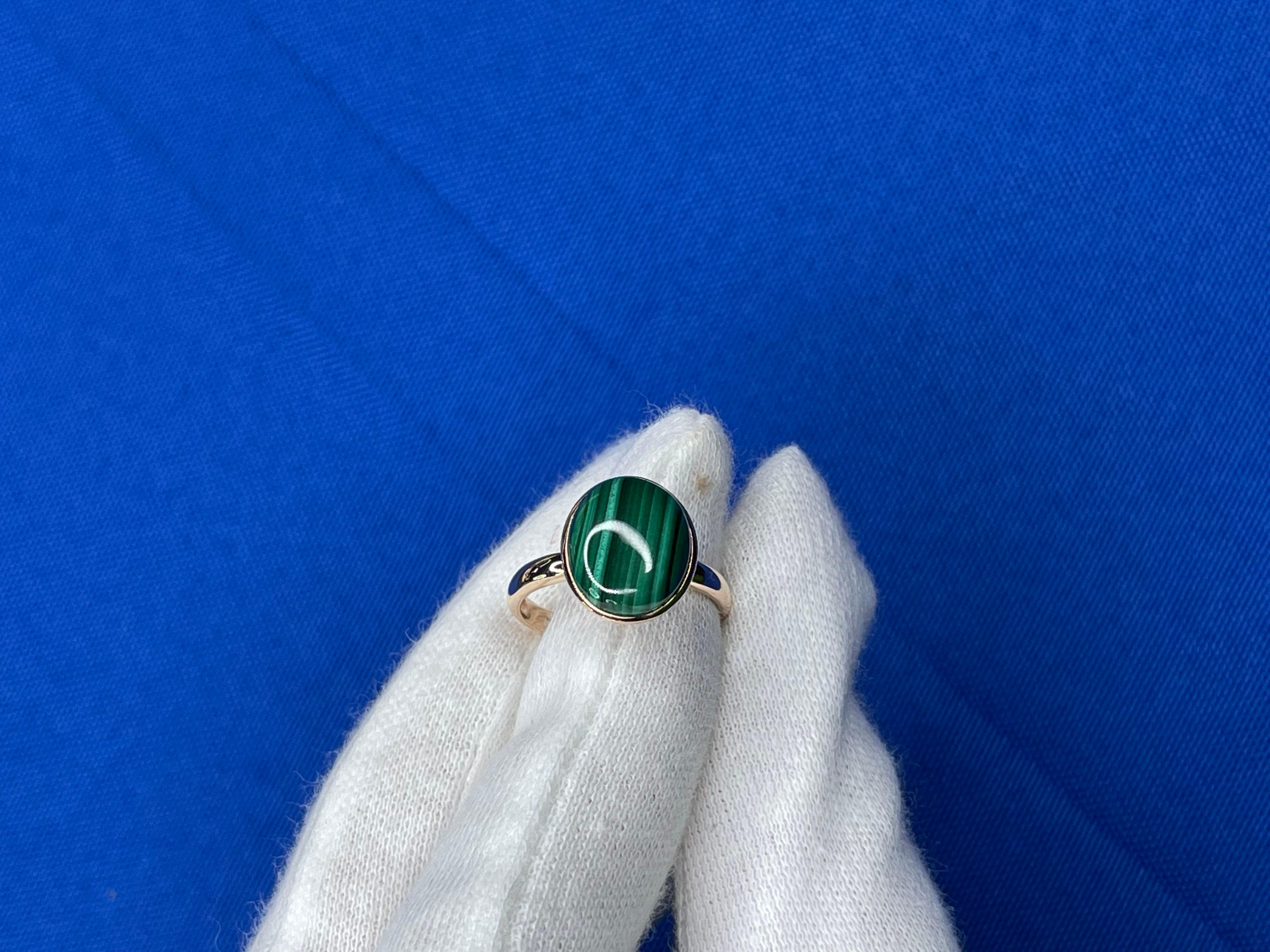 Green Oval Malachite Gemstone Cabochon Solitaire Fashion 14K Rose Gold Ring For Sale 4