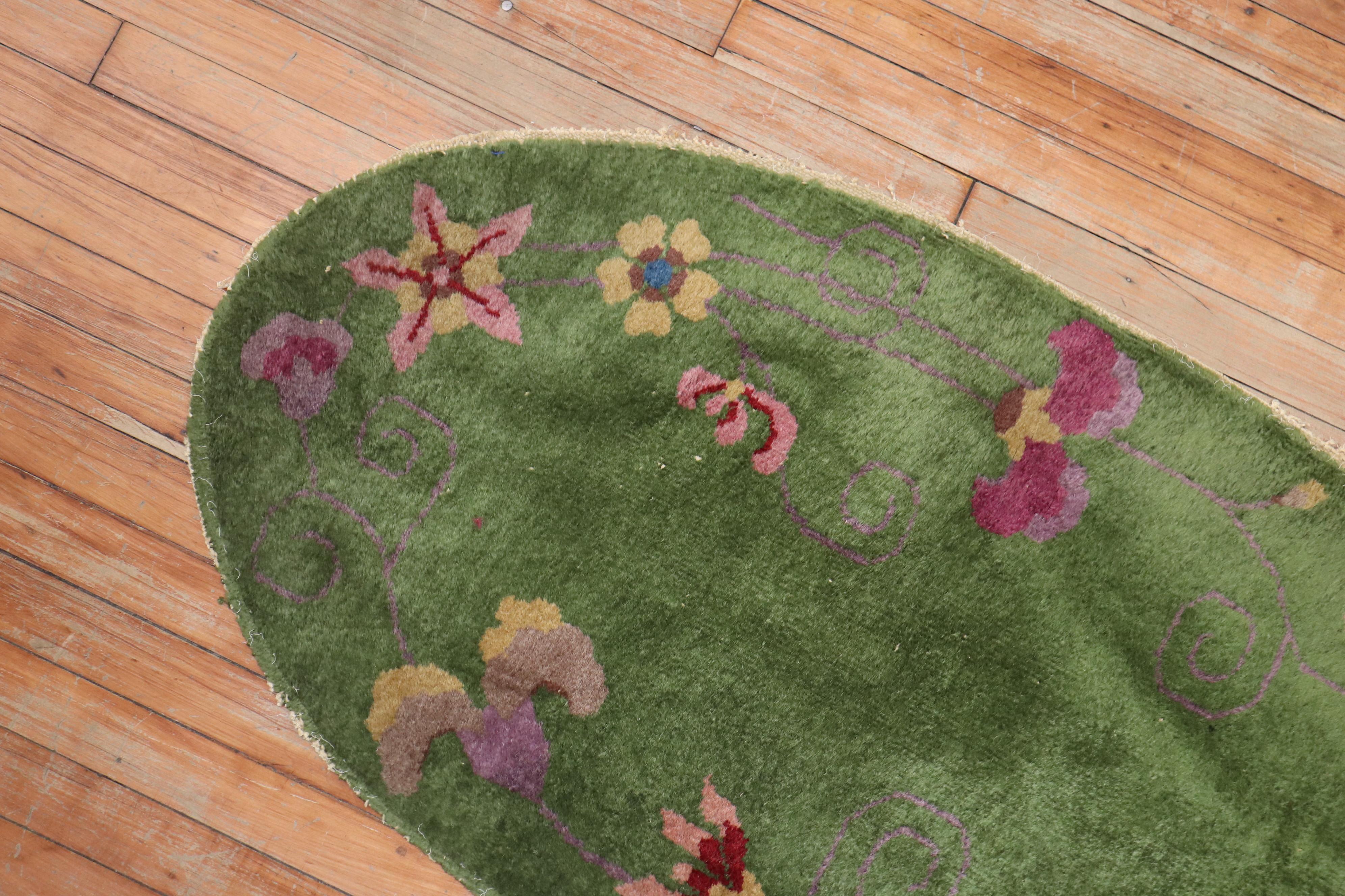 Grüner ovaler chinesischer Art-Déco-Teppich (Handbemalt) im Angebot