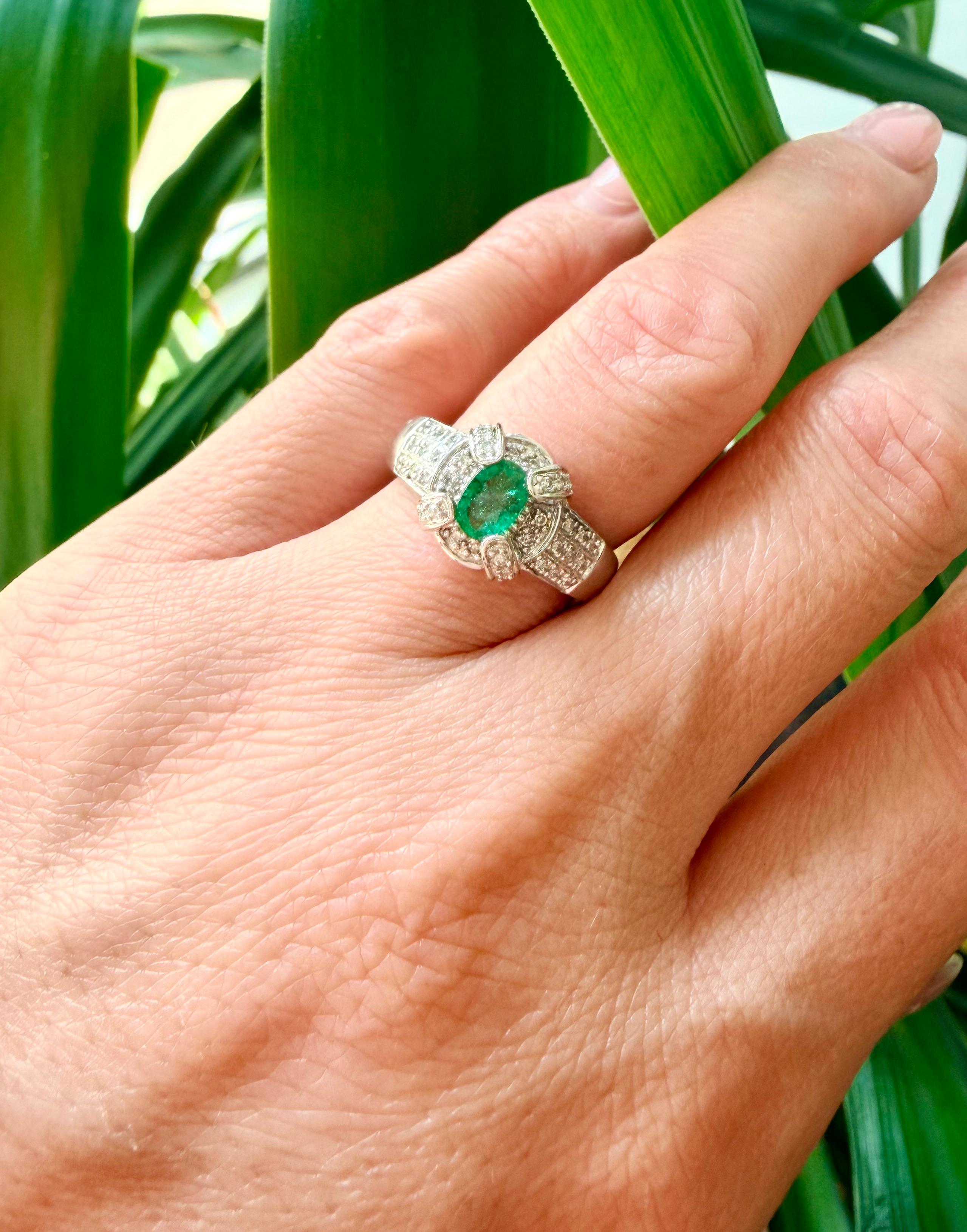 Grüner Smaragd im Ovalschliff und Diamanten in 14k Weißgold Ring Damen im Angebot