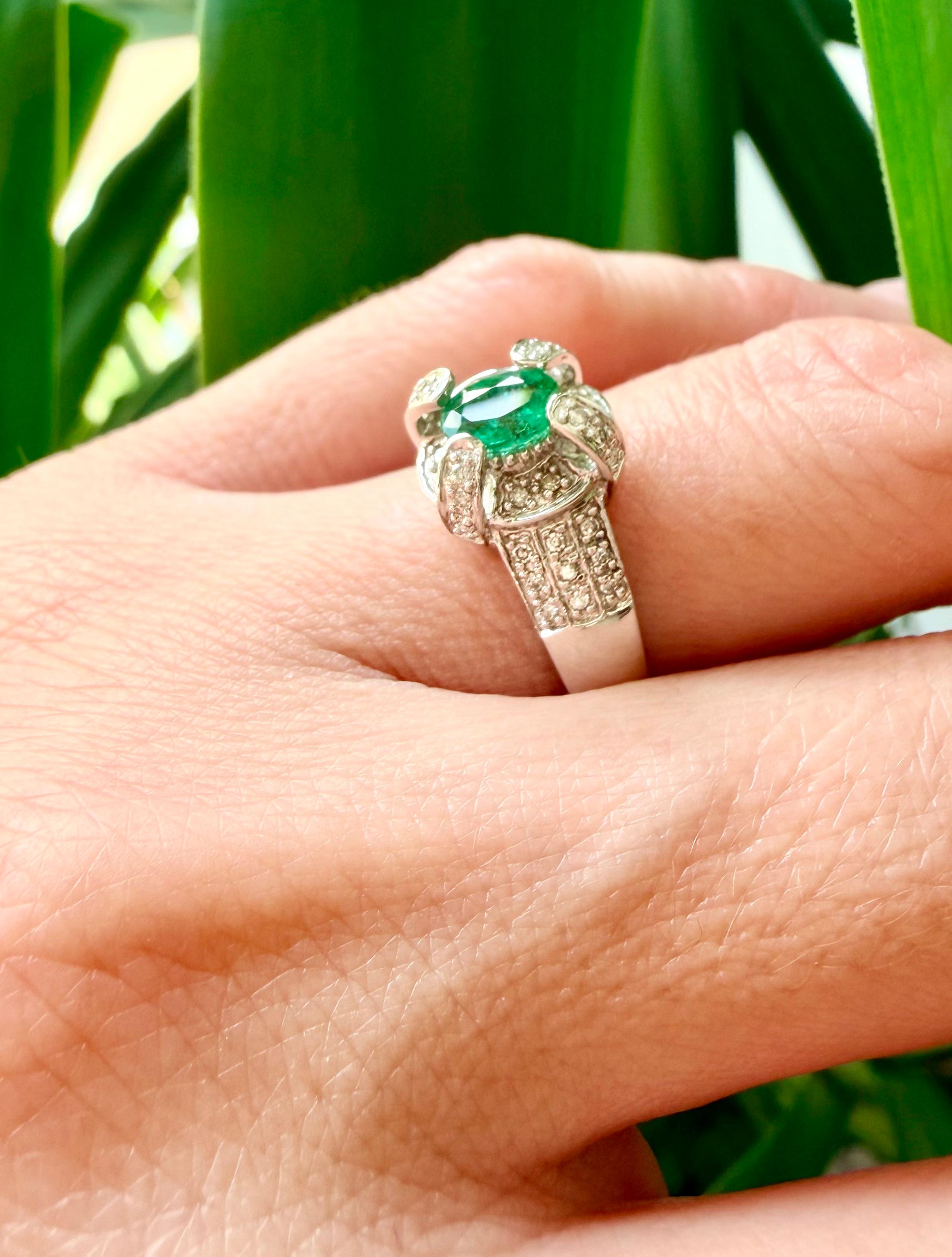 Grüner Smaragd im Ovalschliff und Diamanten in 14k Weißgold Ring im Angebot 1