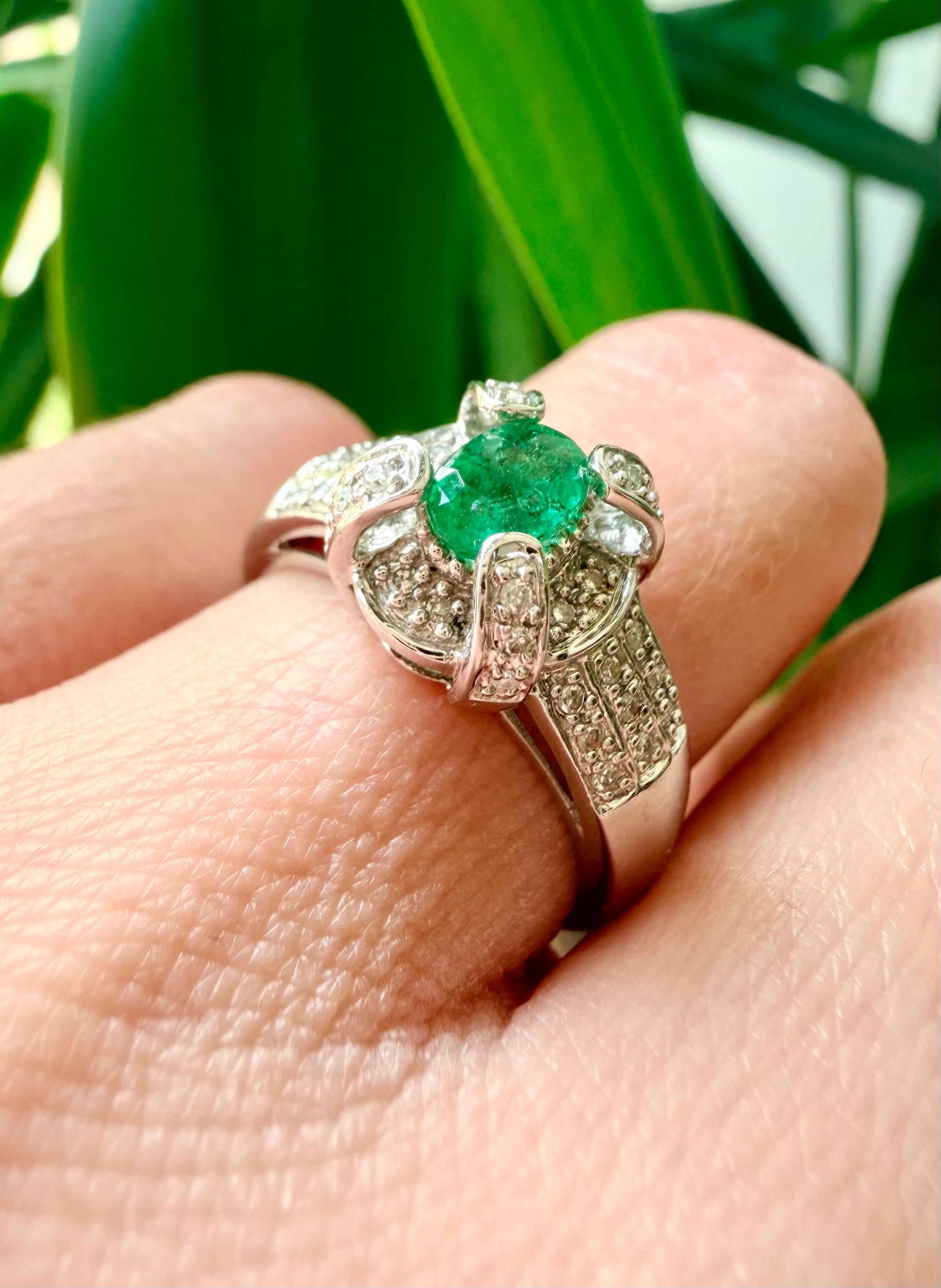 Grüner Smaragd im Ovalschliff und Diamanten in 14k Weißgold Ring im Angebot 2