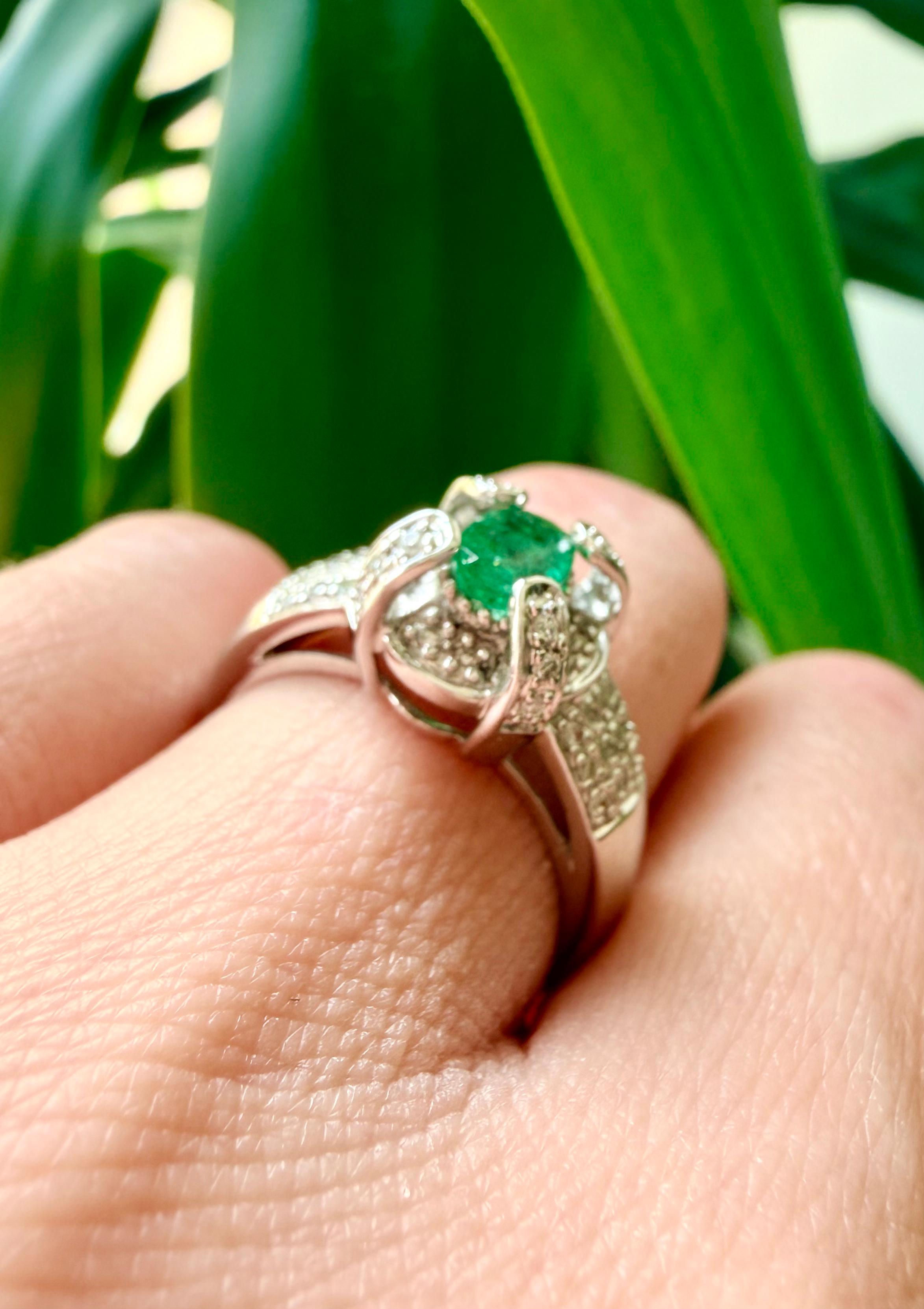 Grüner Smaragd im Ovalschliff und Diamanten in 14k Weißgold Ring im Angebot 3