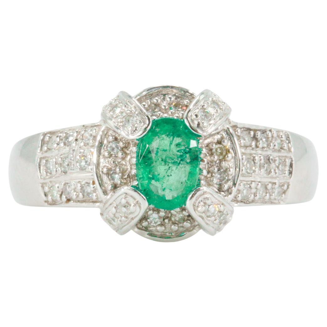 Grüner Smaragd im Ovalschliff und Diamanten in 14k Weißgold Ring
