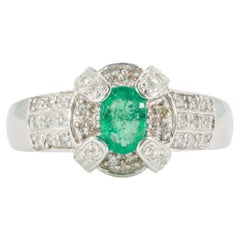Anello con smeraldo verde taglio ovale e diamanti in oro bianco 14k