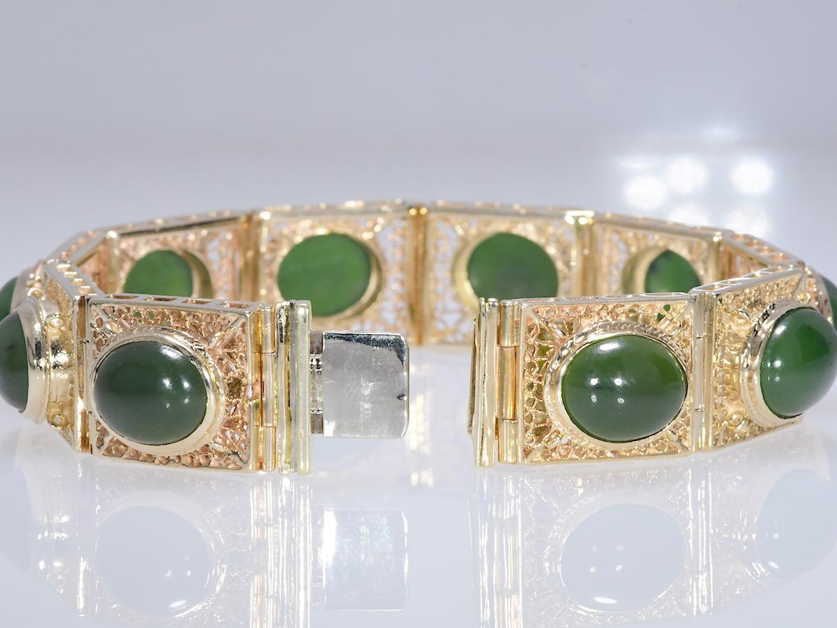 Contemporary Green Oval Jade Yellow Gold Filigree 14 Karat Bracelet 56.4 Grams For Sale