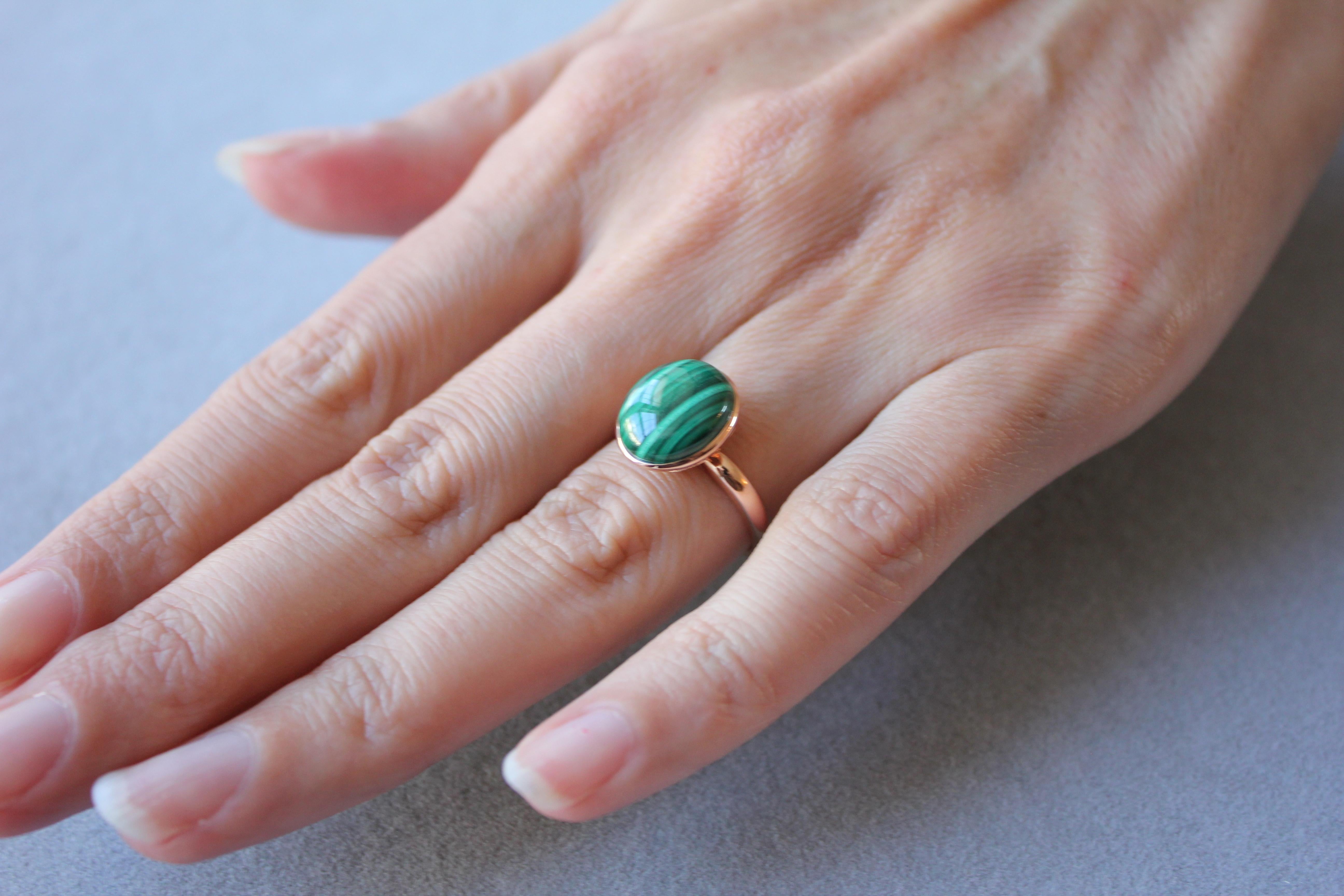 Bague solitaire à la mode en or rose 14 carats avec cabochon de malachite ovale verte en vente 9