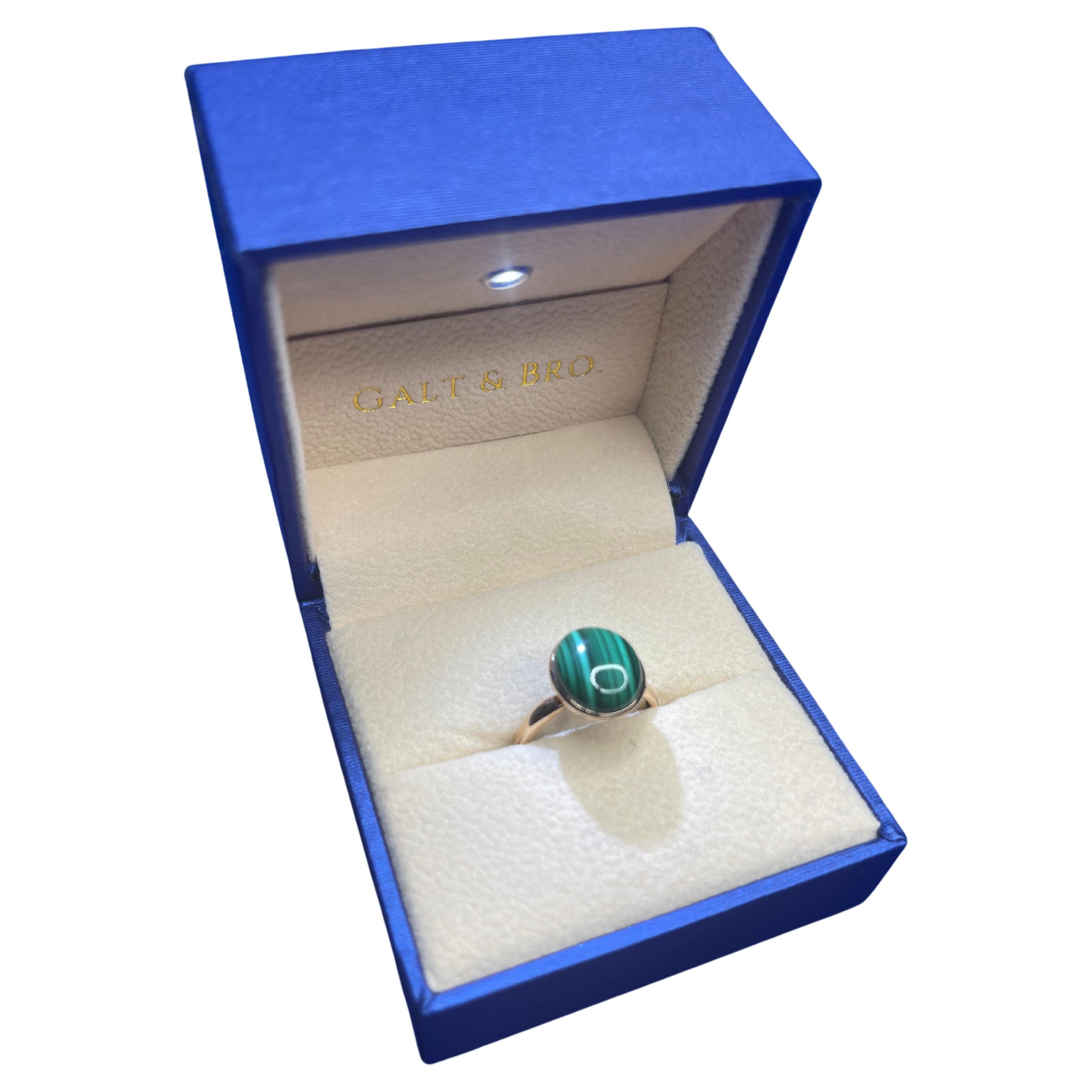 Bague solitaire à la mode en or rose 14 carats avec cabochon de malachite ovale verte Neuf - En vente à Oakton, VA