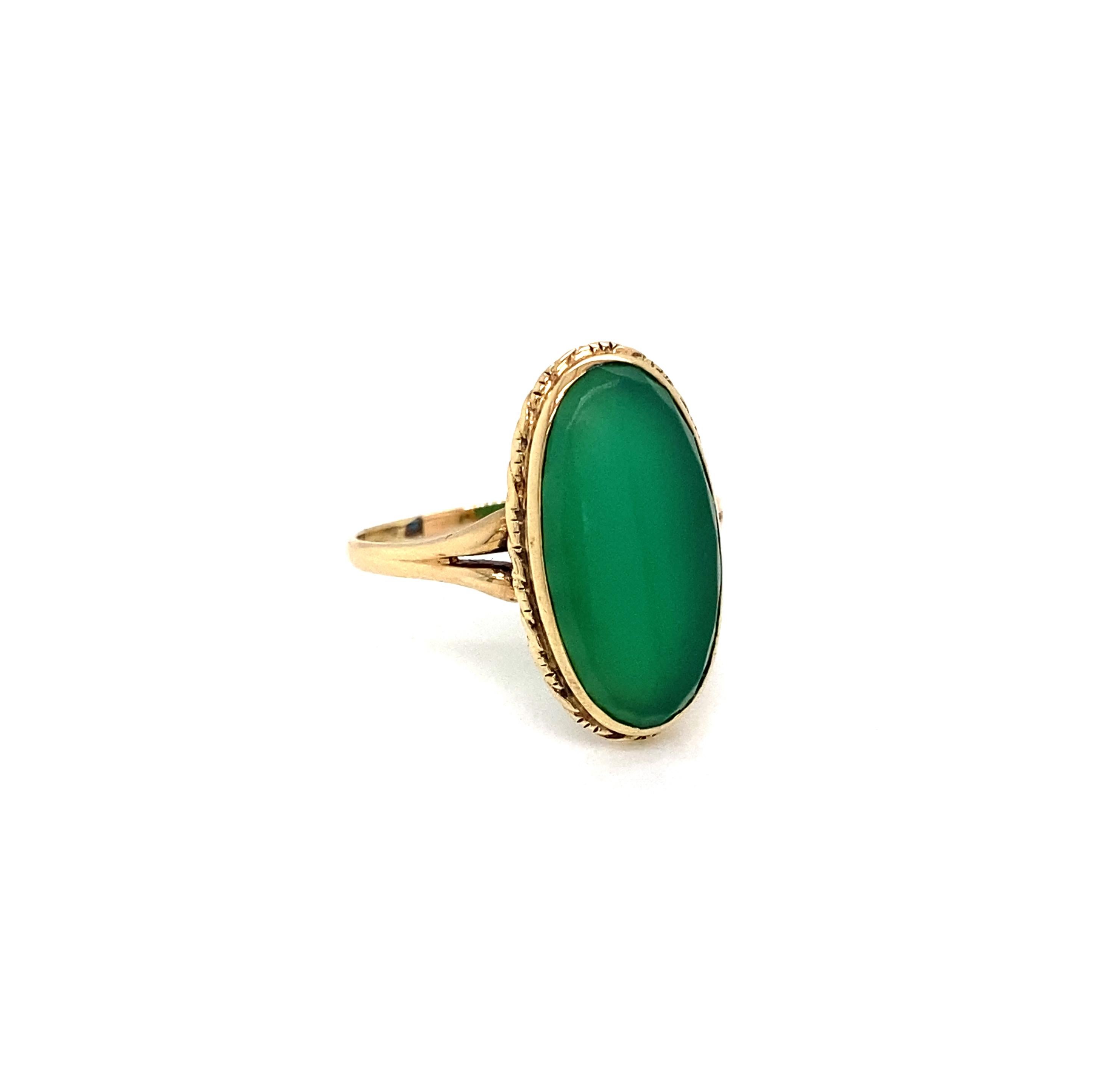 If you love the charm of vintage jewellery and the rich green gemstones, this ring has it all!

The fantastic piece features at its centre a 18.7x 9.5mm sleek, vivid green oval onyx, beautifully wrapped in a 14 carat yellow gold rubover, open back