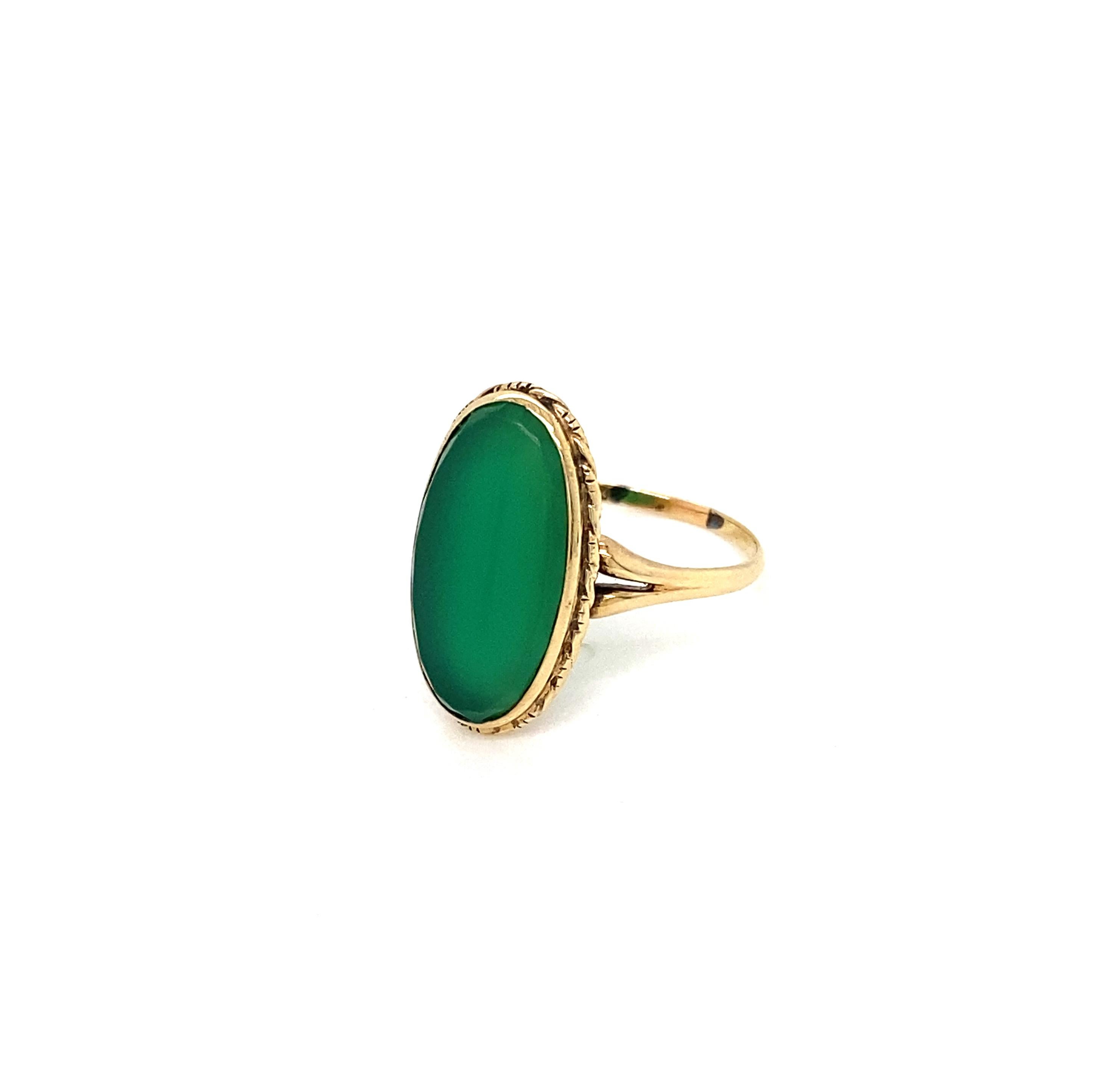Oval Cut Green Oval Onyx and 14 Carat Yellow Gold Vintage Dress Ring