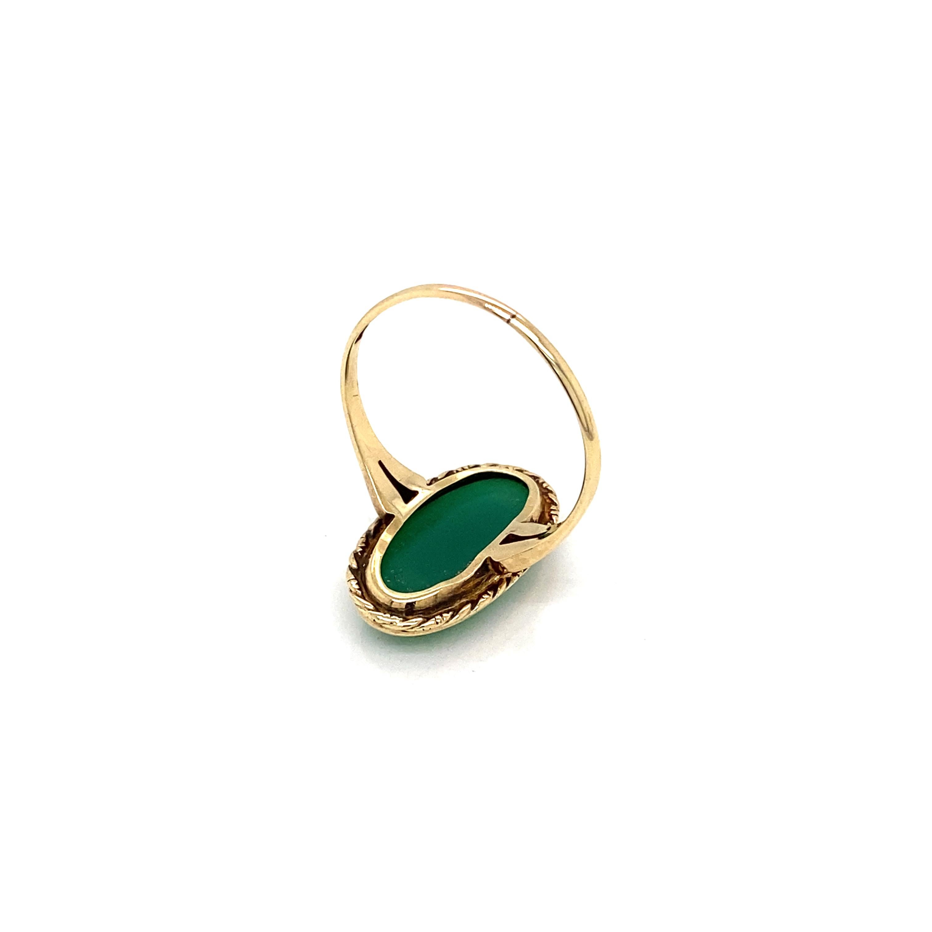 Green Oval Onyx and 14 Carat Yellow Gold Vintage Dress Ring In Good Condition In London, GB