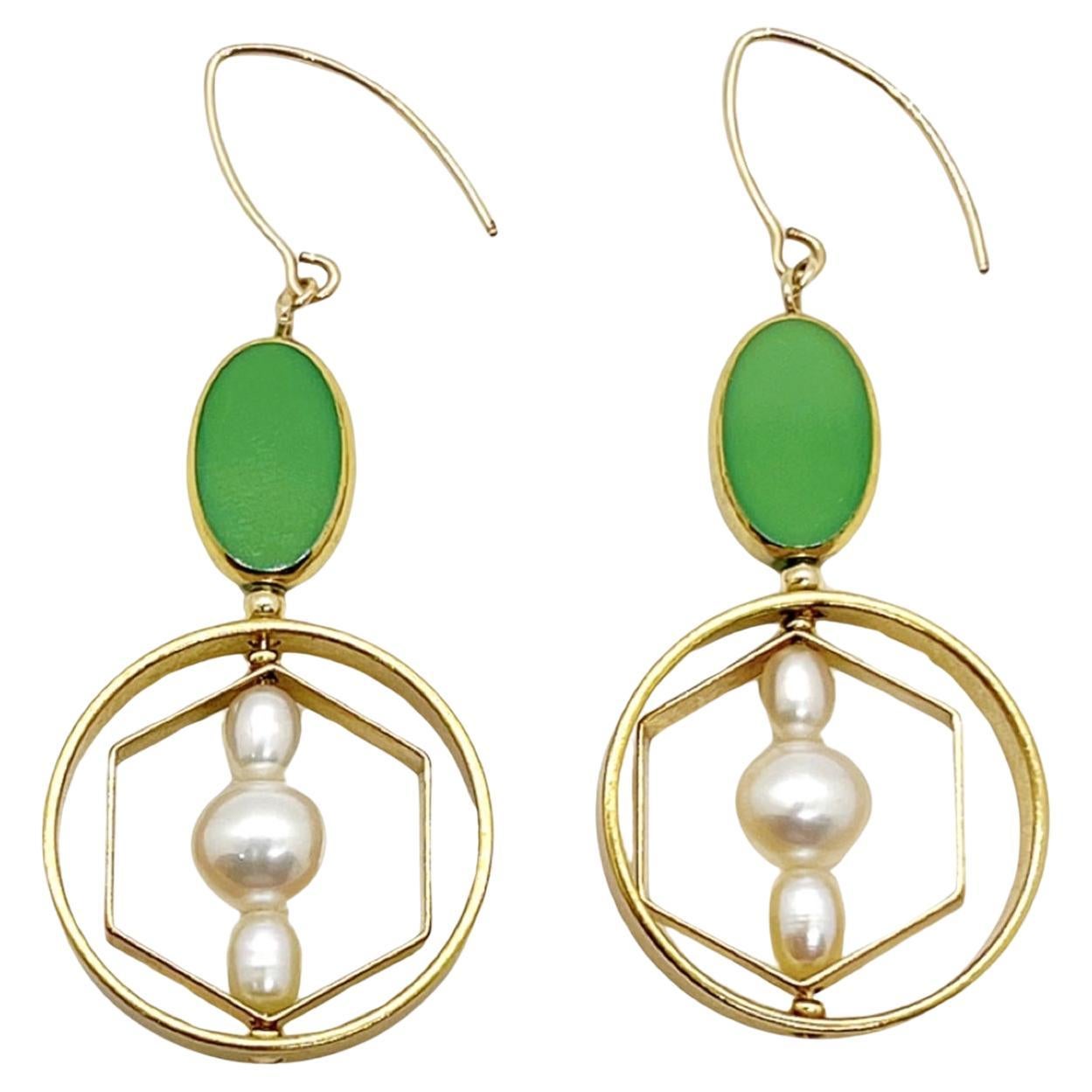 Perles allemandes vintage vertes ovales et géométriques 2318E  Boucles d'oreilles en vente
