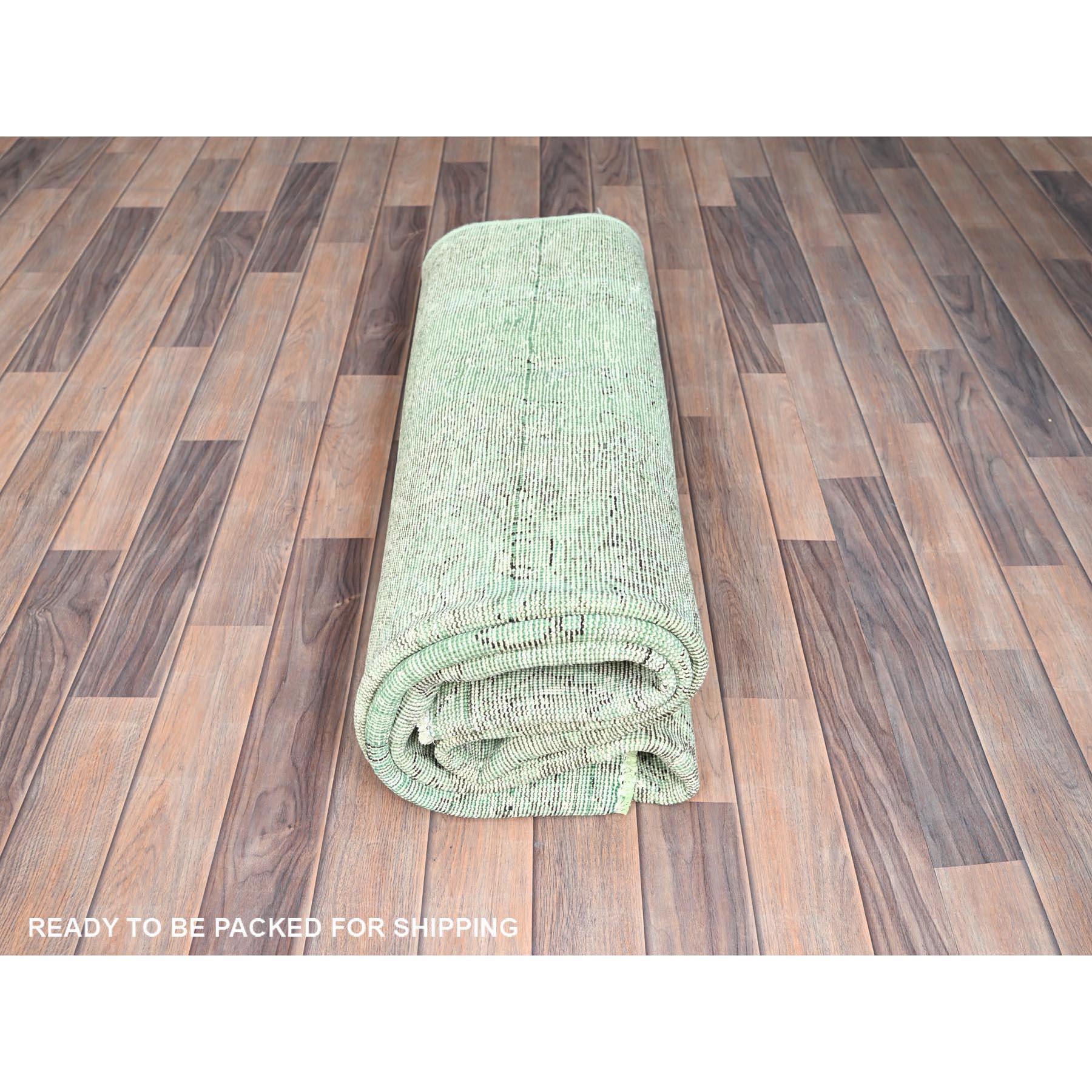 Grüner handgeknüpfter Vintage-Teppich aus getragener Wolle aus persischem Täbris mit rustikaler Ausstrahlung im Angebot 3