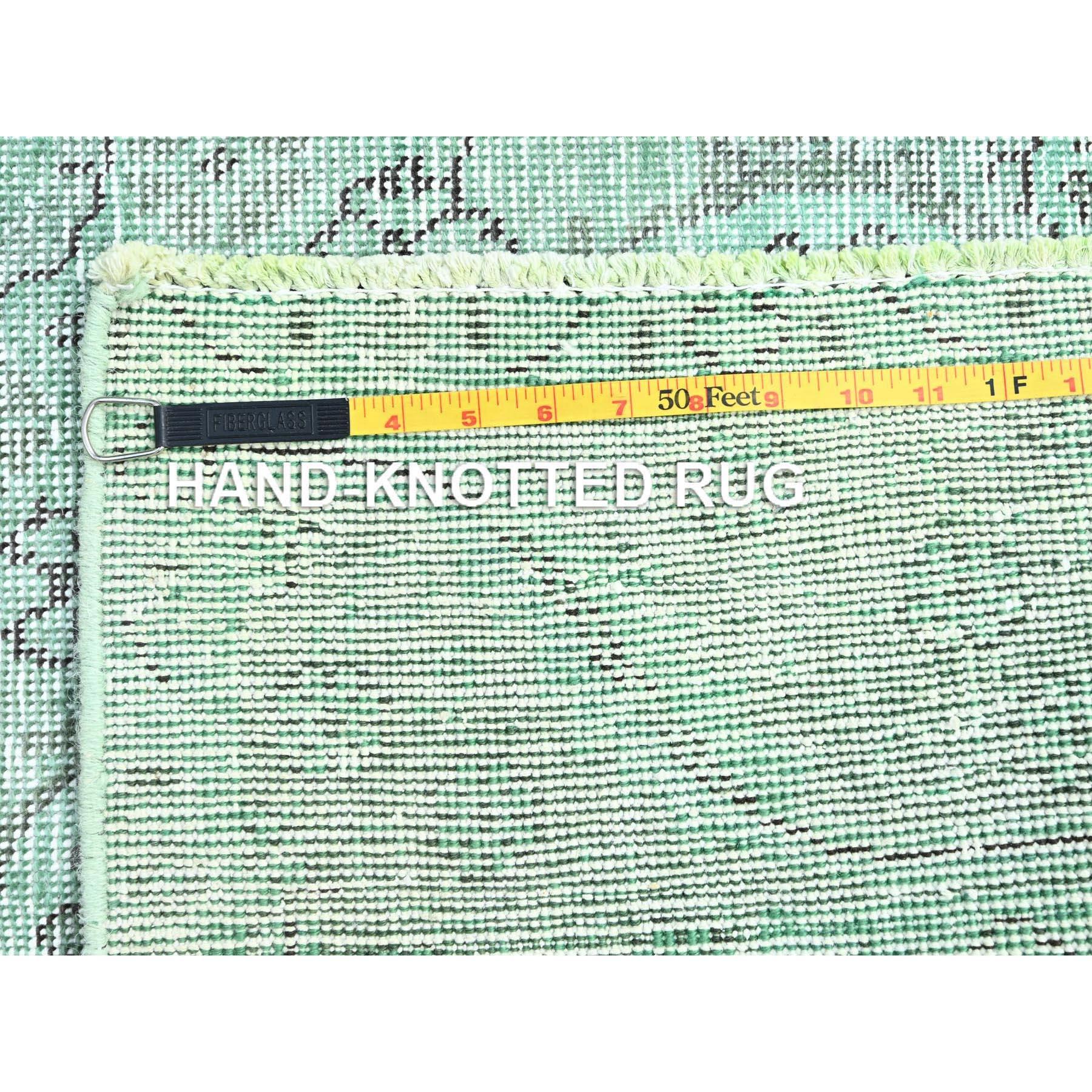 Grüner handgeknüpfter Vintage-Teppich aus getragener Wolle aus persischem Täbris mit rustikaler Ausstrahlung im Angebot 5