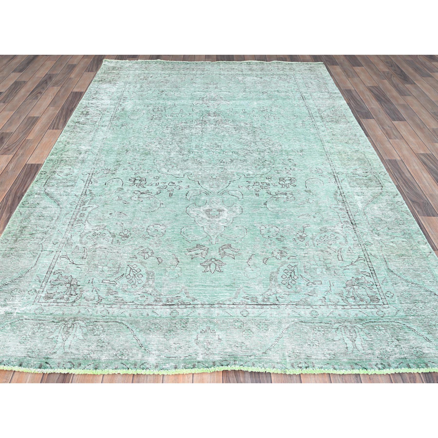 Grüner handgeknüpfter Vintage-Teppich aus getragener Wolle aus persischem Täbris mit rustikaler Ausstrahlung (Tabriz) im Angebot