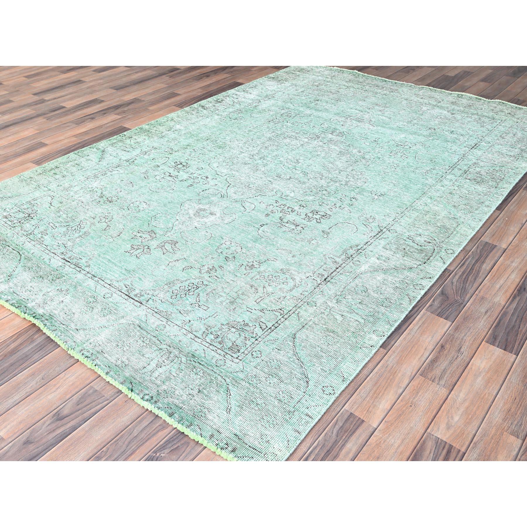 Grüner handgeknüpfter Vintage-Teppich aus getragener Wolle aus persischem Täbris mit rustikaler Ausstrahlung (Persisch) im Angebot